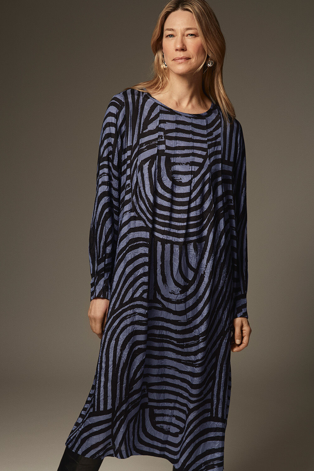 bedrucktes Viskosekleid mit Drapierung vorne - Bijou Blue, skulpturale silberfarbene Ohrringe - Silver