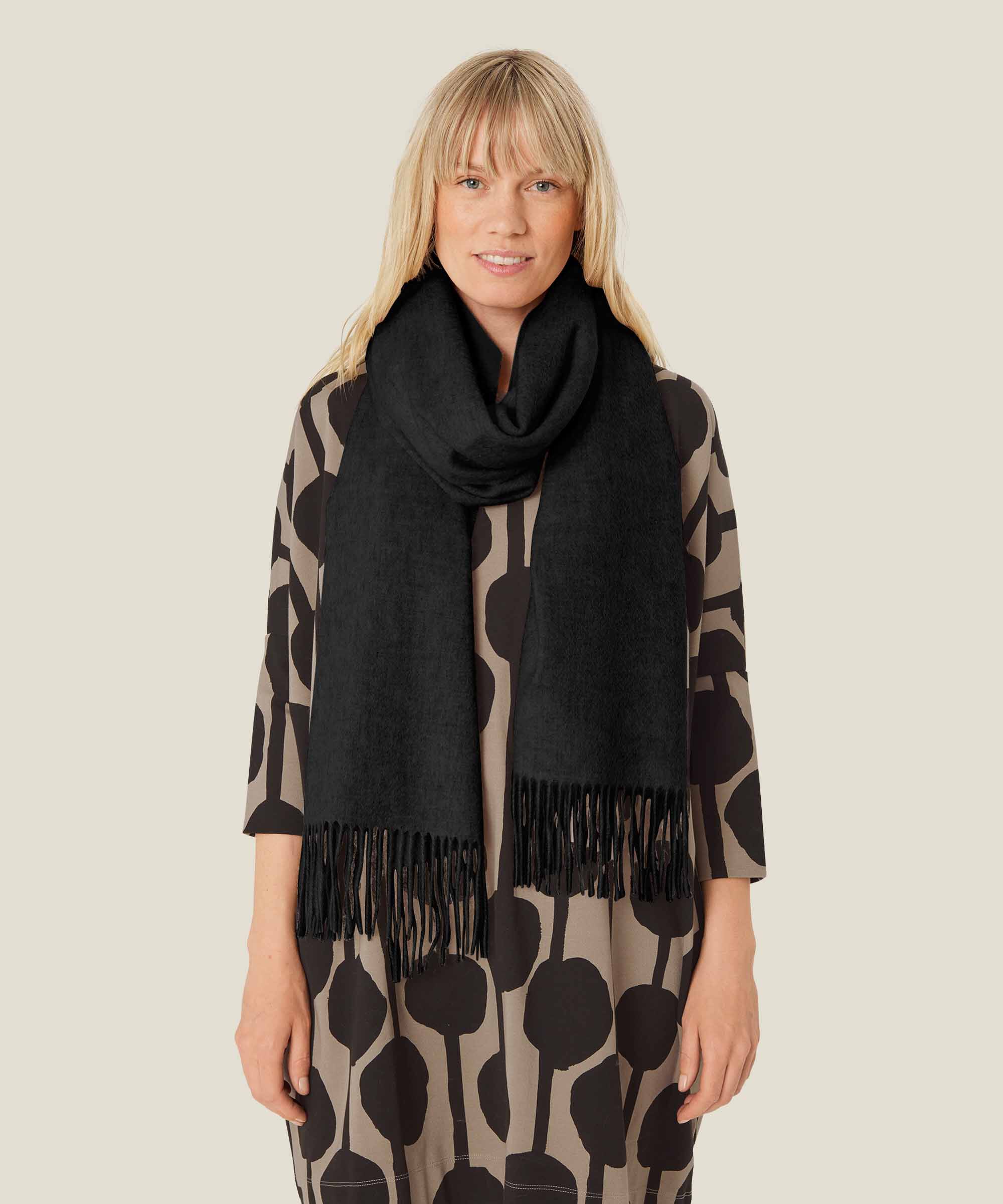 großer Wollschal mit Fransen, Black