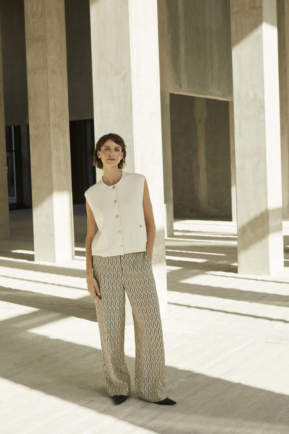 &auml;rmellose Strickweste mit Knopfleiste - Jet Stream, bedruckte Hose mit Gummizug hinten - Fog