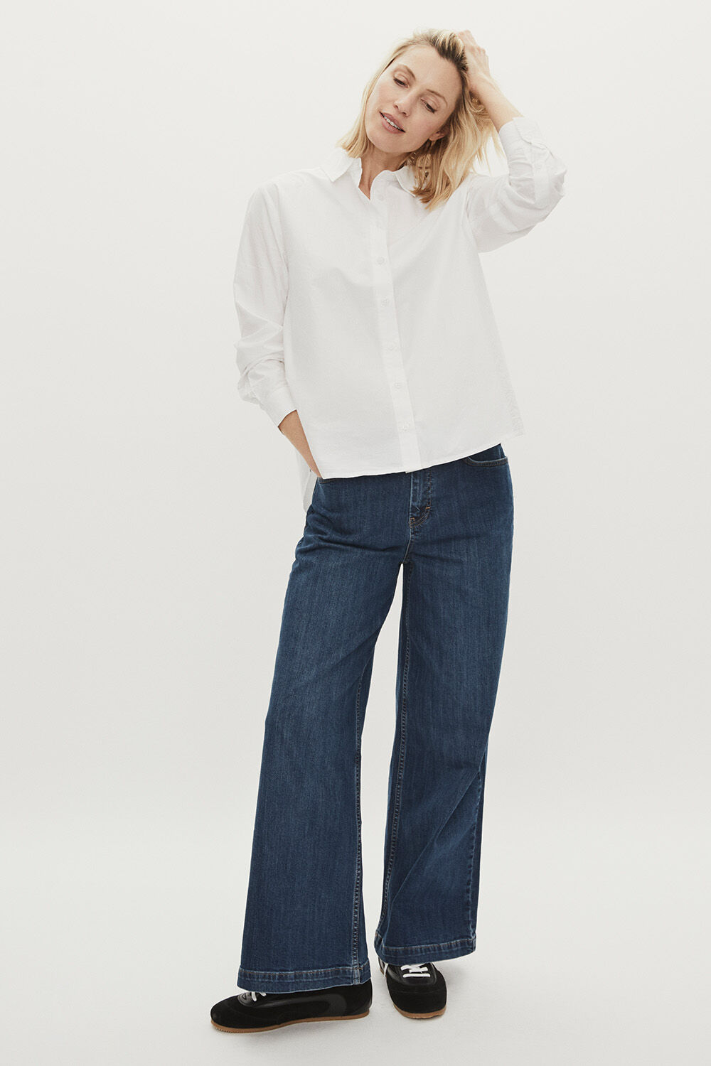 Baumwollhemd mit l&auml;ngerem R&uuml;cken - White, Jeans mit Stretch und weitem Bein - Blue Denim