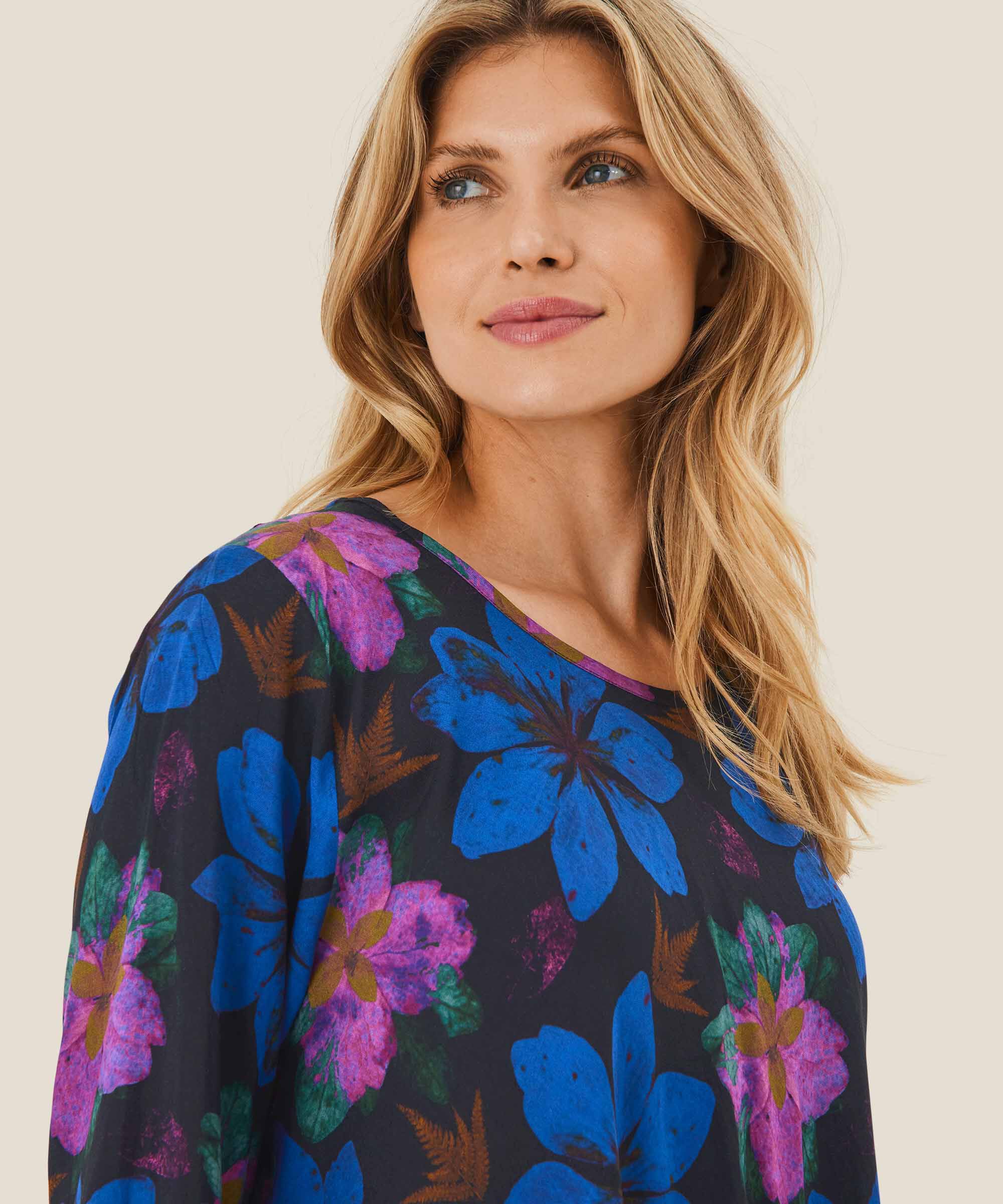 Viskosebluse mit Rundhalsausschnitt, Wild Aster