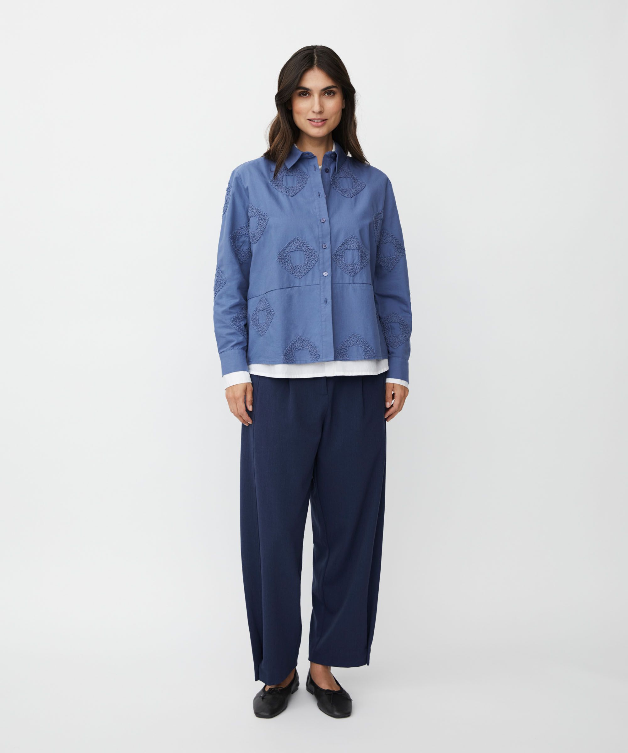 Baumwollhemd mit gestickten Details und Fronttaschen, Bijou Blue