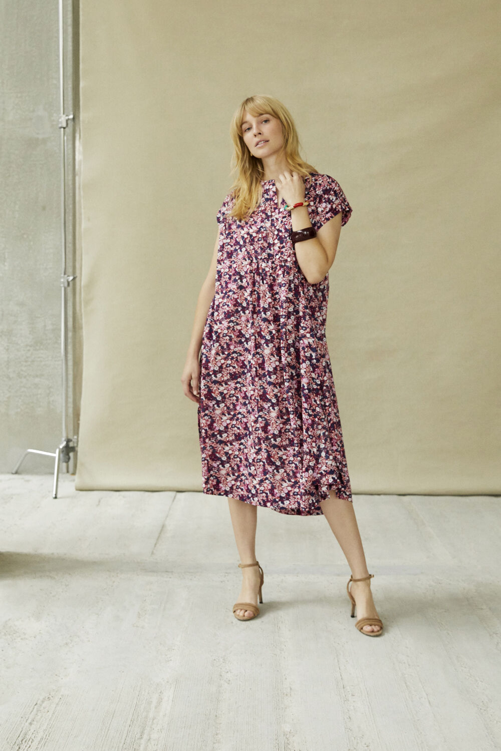 durchgekn&ouml;pftes Kleid aus floraler Viskose - Beet Red, Armband mit farbigen Perlen - Poinsettia, skulpturales Armband - Beet Red