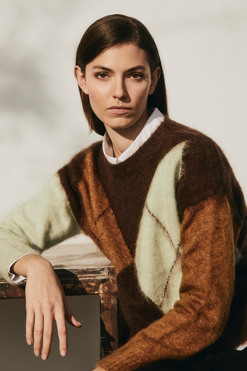Woll-Mohair-Pullover mit Harlekinmuster - Slate Black, Klassisches Baumwollhemd mit Manschetten - White
