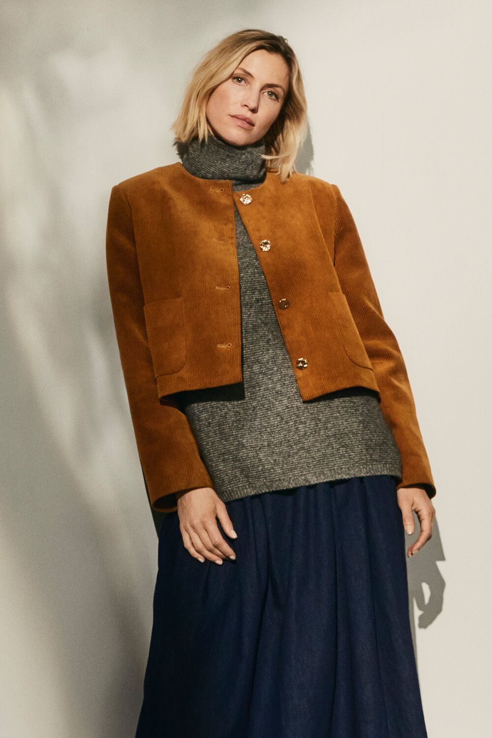 Kurze Cordjacke aus Baumwolle mit Kn&ouml;pfen - Medal Bronze, Wollpullover mit Alpaka und hohem Kragen - M. Grey mel., Jeansrock mit Falten und elastischem Bund - Raw Denim