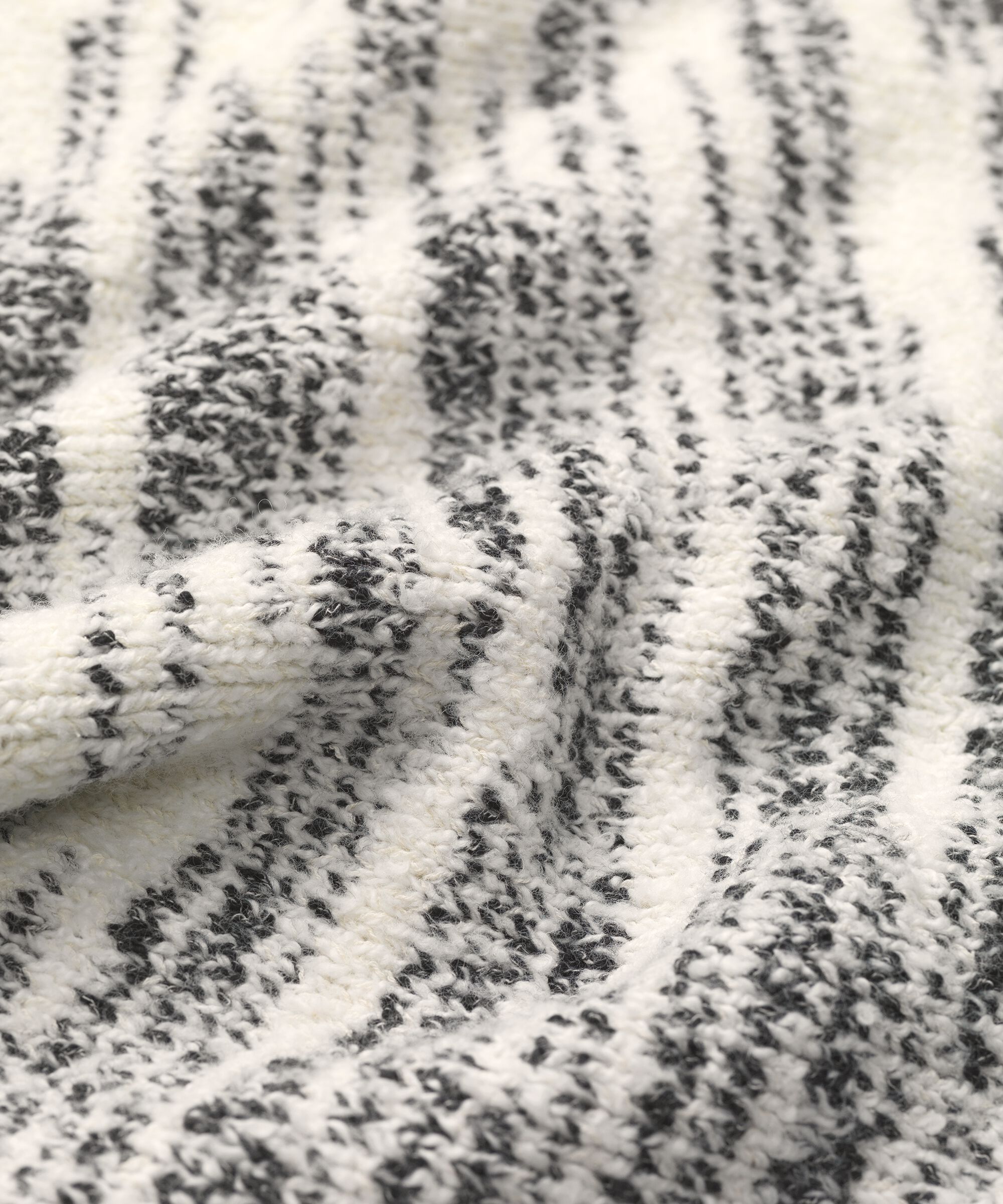 Strickpullover mit hohem Kragen und gerippten Kanten, Black