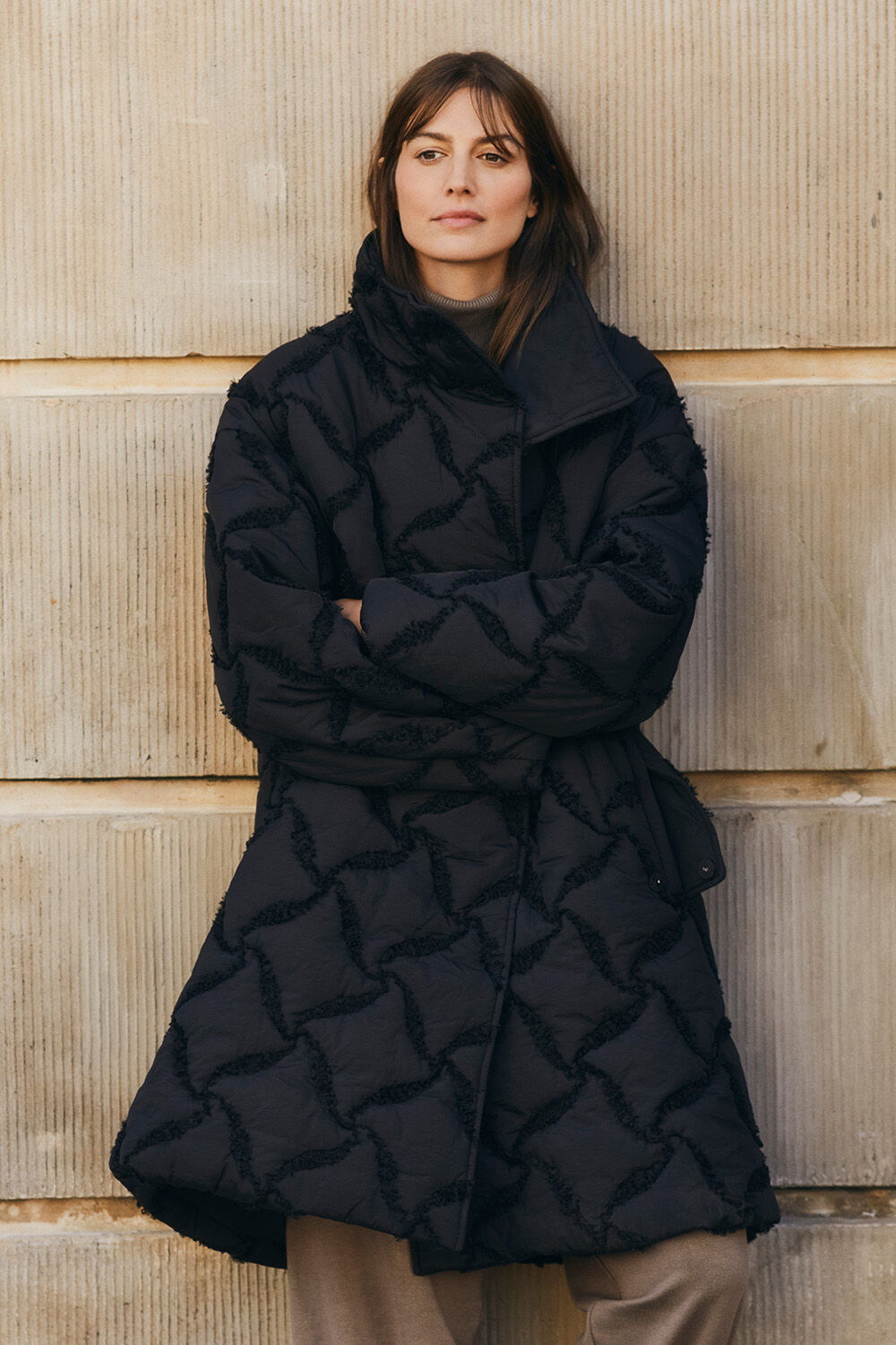 Langer Steppmantel mit hohem Kragen - Black