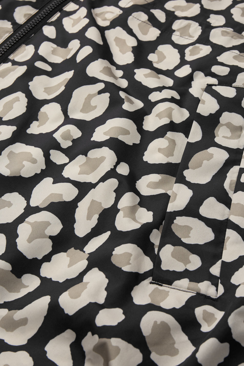 TRINA REGENMANTEL, Roast Cashew