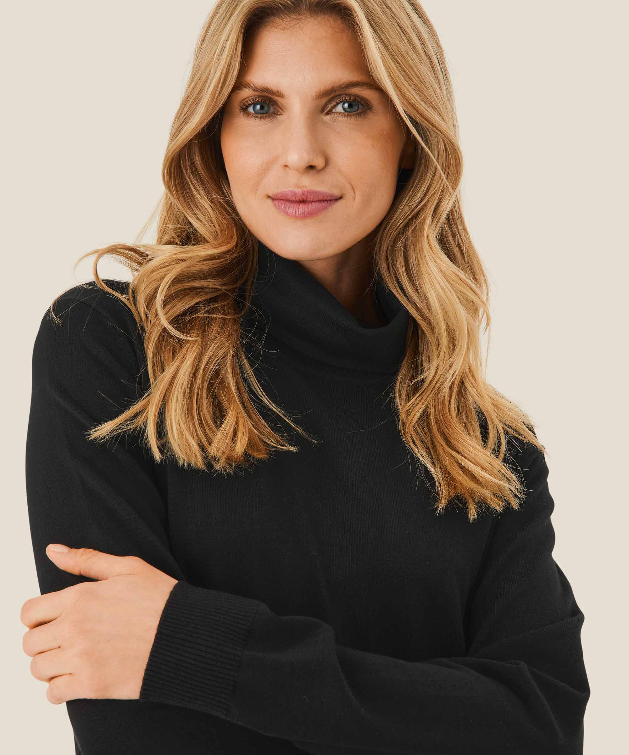 Strickkleid mit Rollkragen und Schlitzen, Black