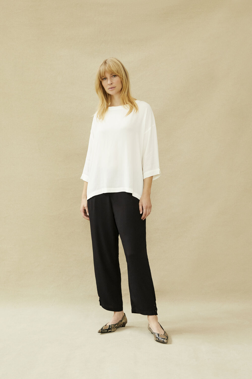 Oversize-Viskosebluse mit 3/4-&Auml;rmeln - Cream, Hose mit Smock-Gummizug und Knopfdetails - Black