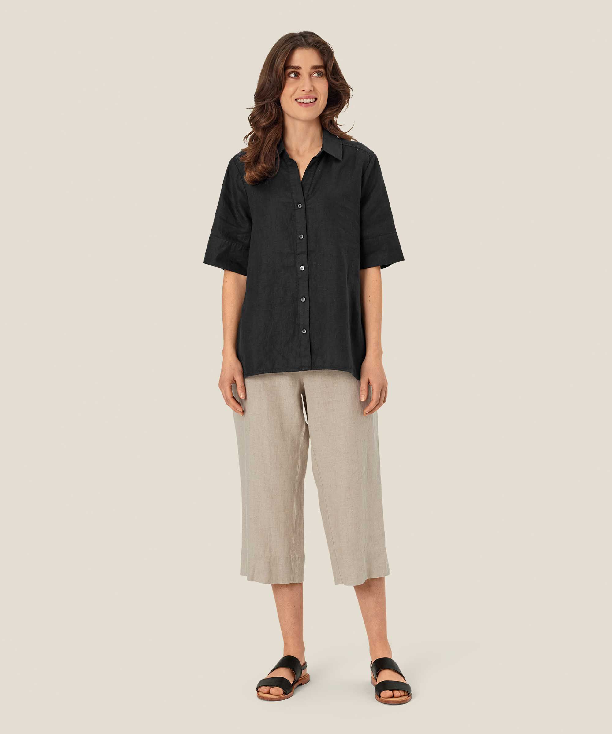 Leinenhemd mit kurzen Ärmeln und V-Ausschnitt, Black