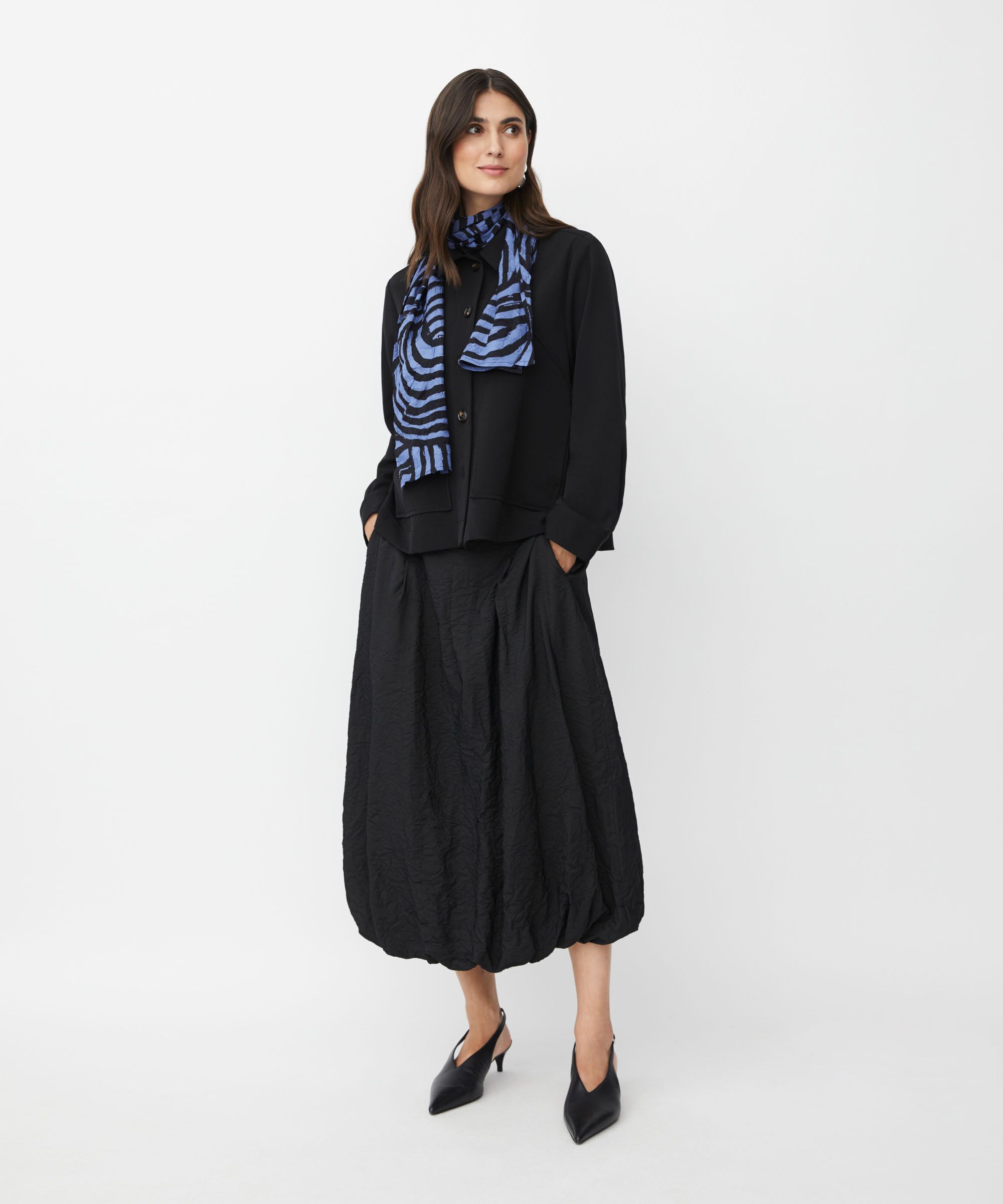 Jacke mit Falten auf der Rückseite und dekorativen Taschen, Black