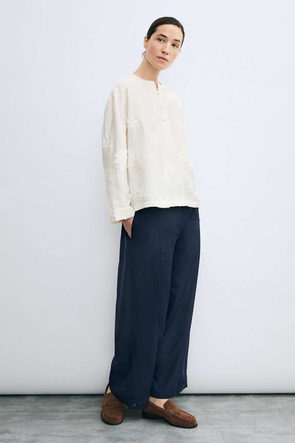 Viskosebluse mit Blumenstickerei und Kn&ouml;pfen - Jet Stream, Hose mit weitem Bein und Knopfdetail am Bein - Navy Blazer