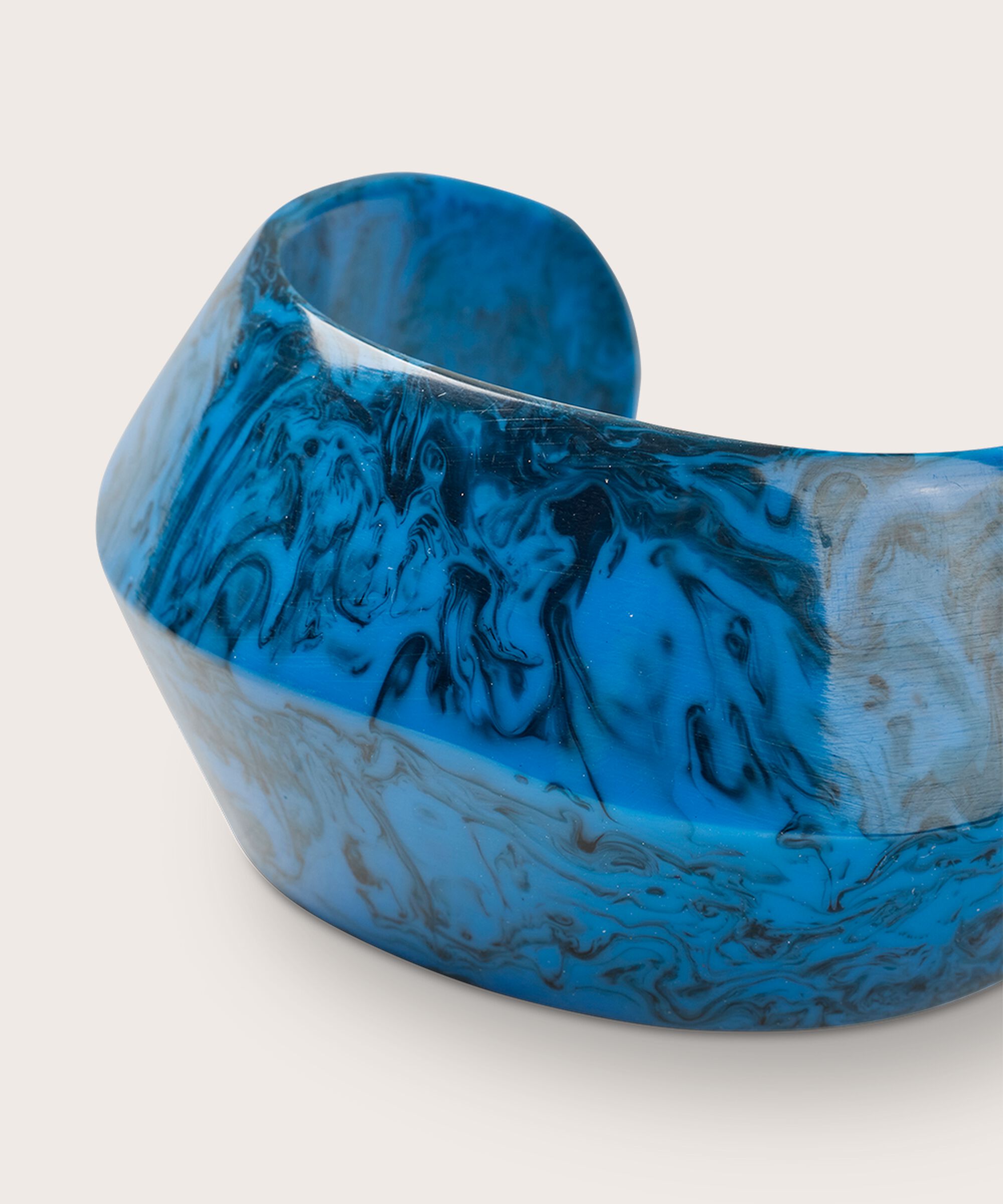 Skulpturales Armband mit Marmoreffekt, Ultramarine