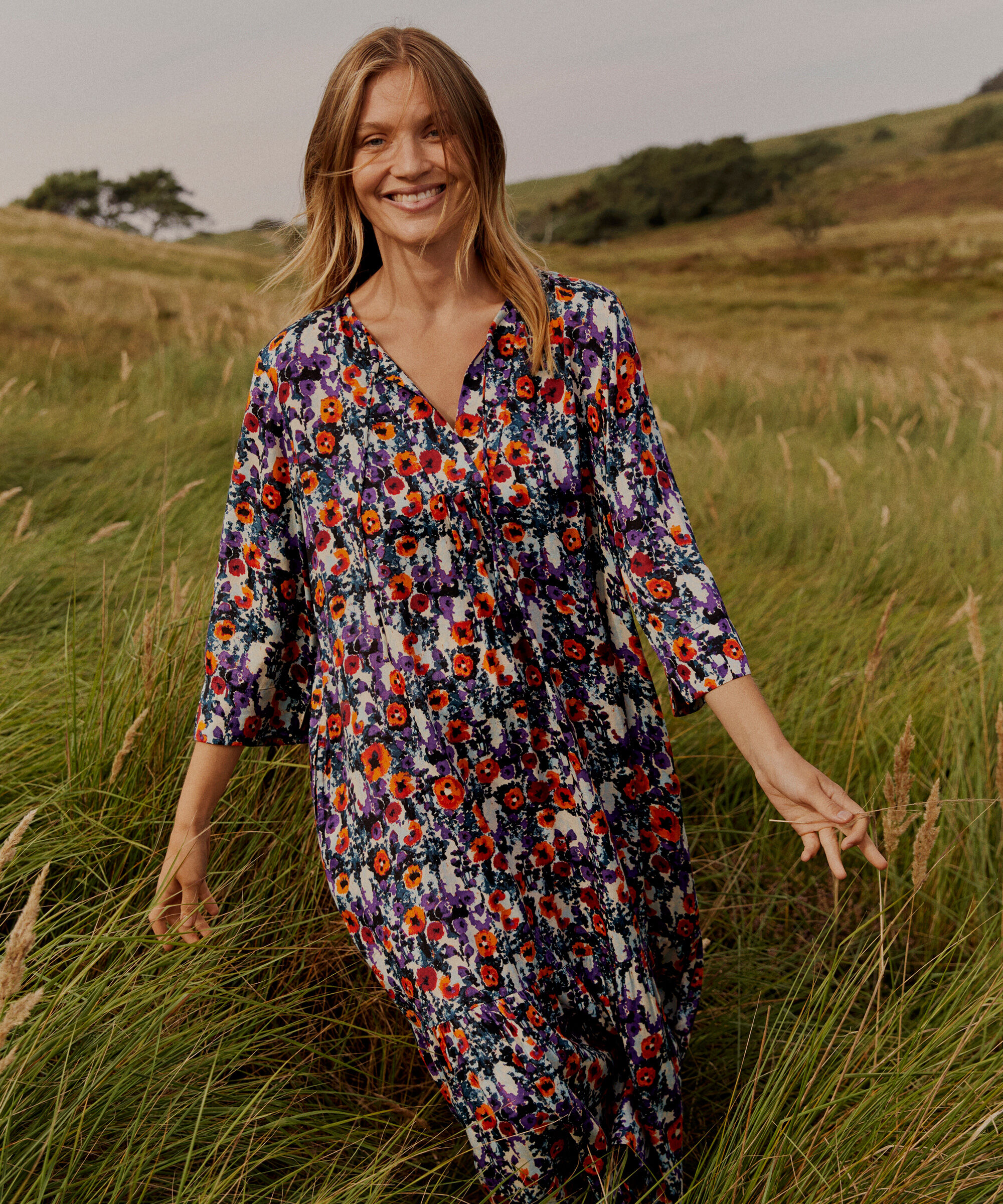 Geblümtes Viskosekleid mit Bindebändern und Eingrifftaschen, Meadow Violet