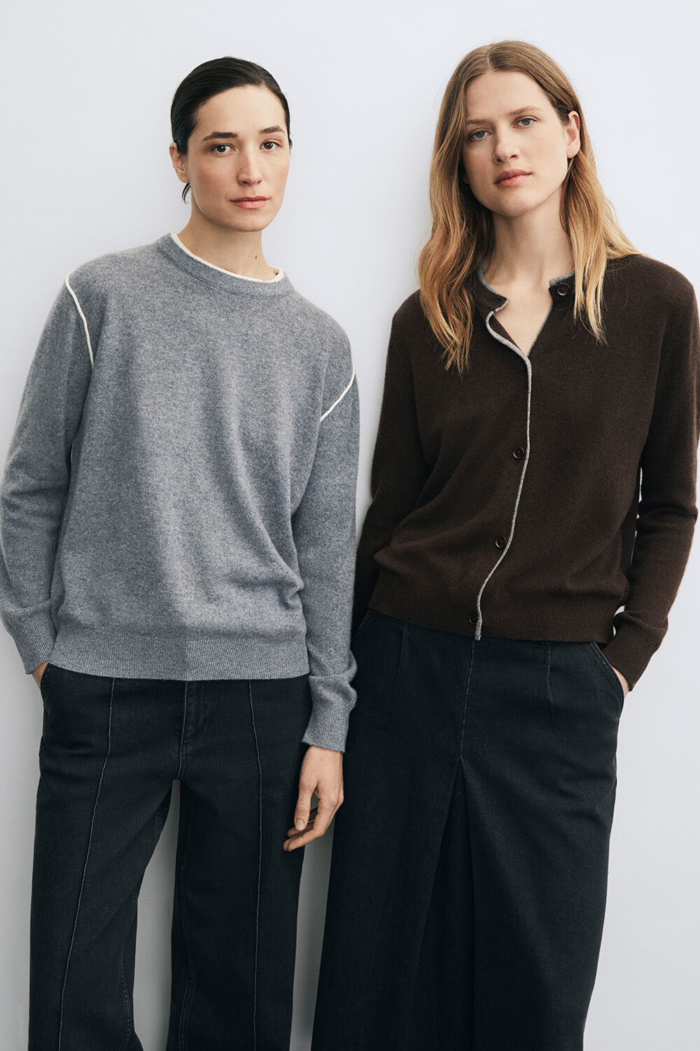 Kaschmirpullover mit Rundhals - M. Grey mel., Weit geschnittene Denim-Jeans mit B&uuml;gelfalten - Black, Cardigan aus Kaschmir mit Kontrastkanten - Chocolate Plum