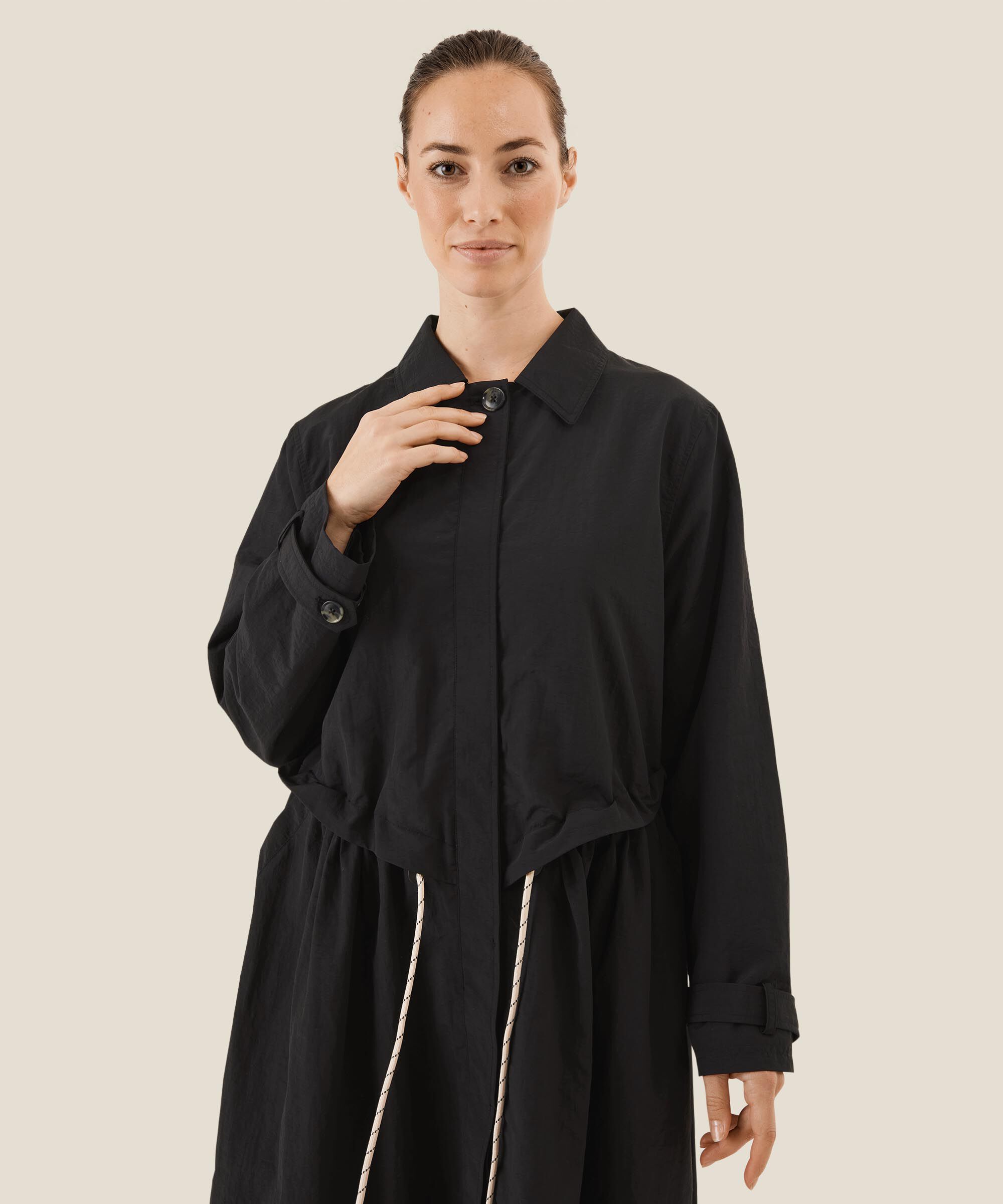 Tilia Mantel, Black