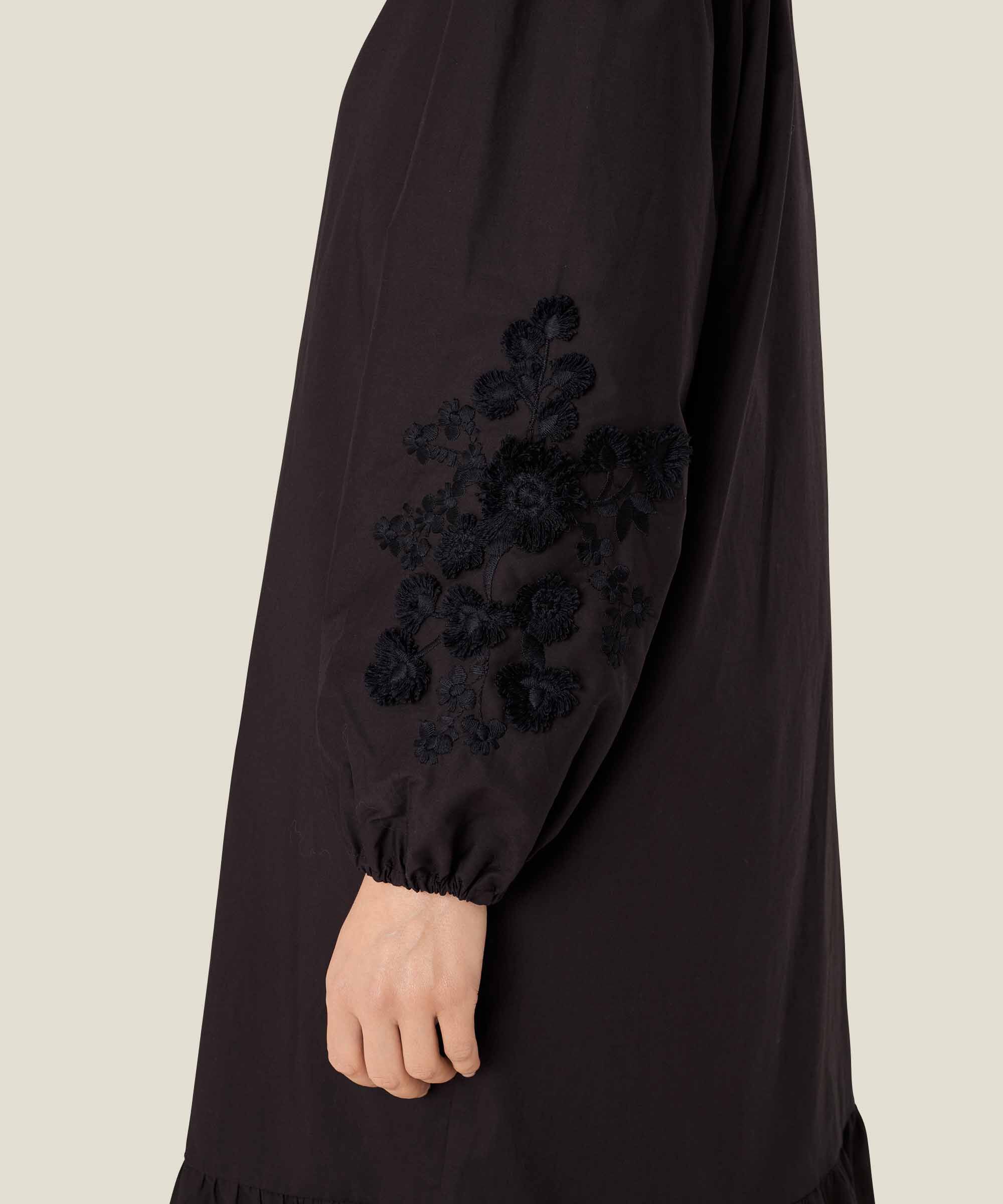 Kleid mit V-Ausschnitt und floralen Details, Black
