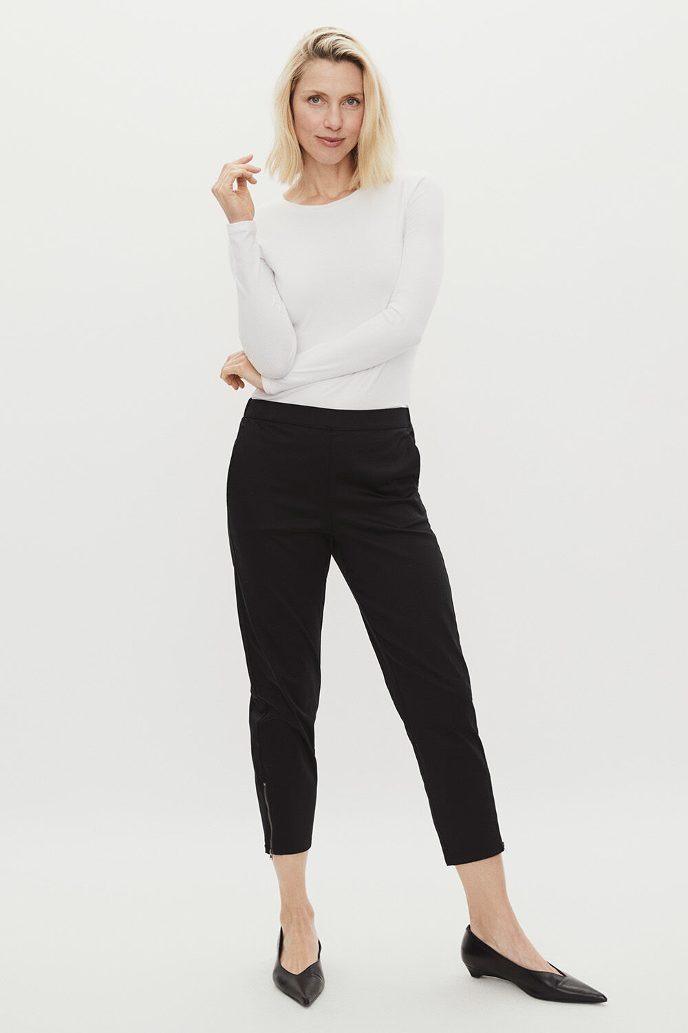taillierte Jerseybluse mit Stretch - White, Kn&ouml;chellange Hose Aus Baumwollstretch - Black
