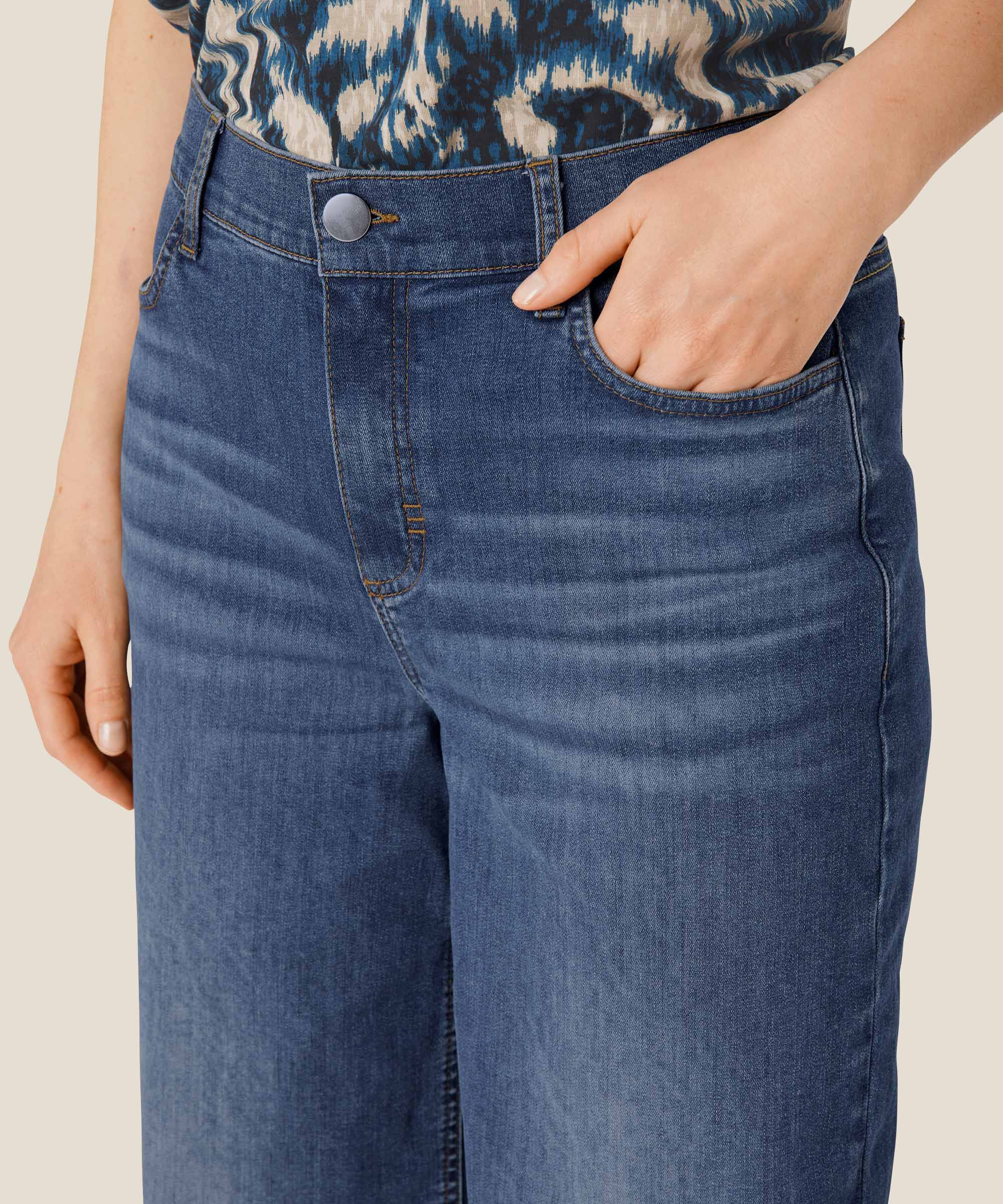 Jeans mit Stretch und Weite an den Beinen, Basic Denim
