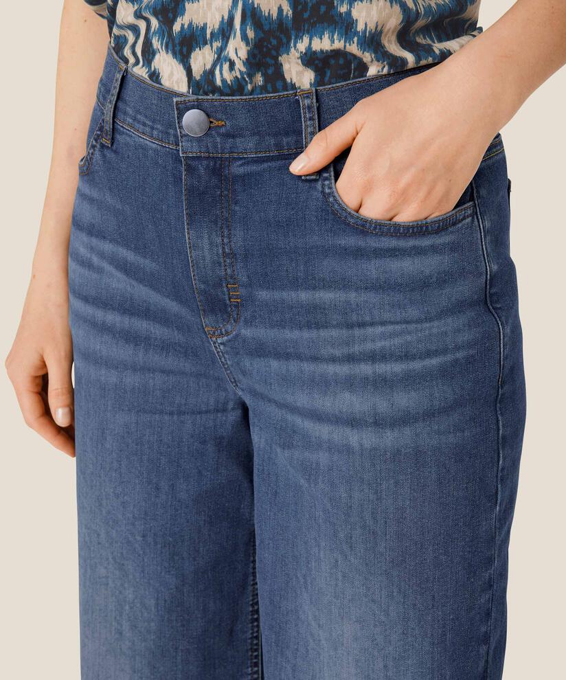 Jeans mit Stretch und Weite an den Beinen, Basic Denim