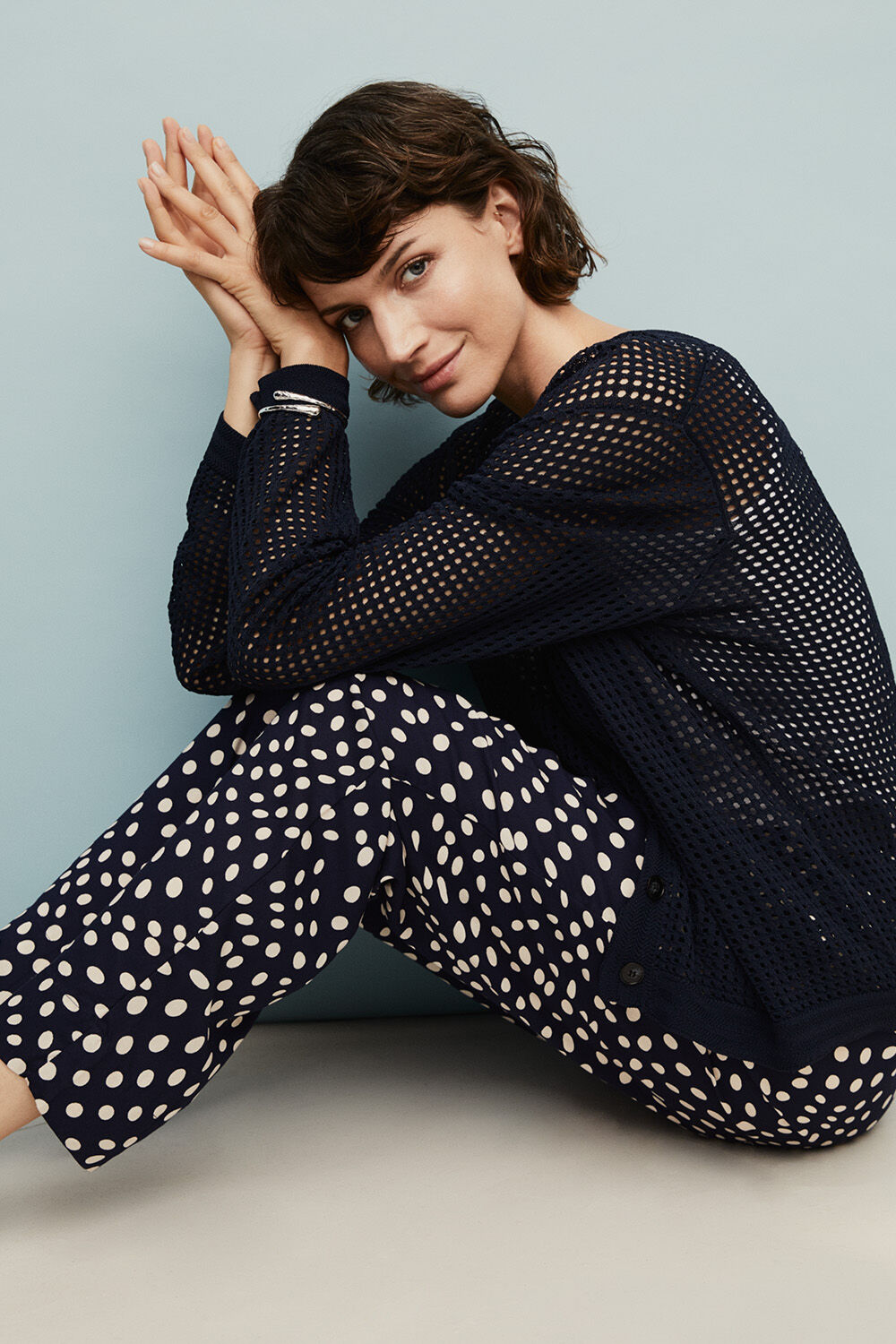 Cardigan mit Lochmuster und V-Halsausschnitt - Navy Blazer, gepunktete Viskosehose mit elastischem Bund - Navy Blazer, Armband mit geh&auml;mmertem Finish - Silver