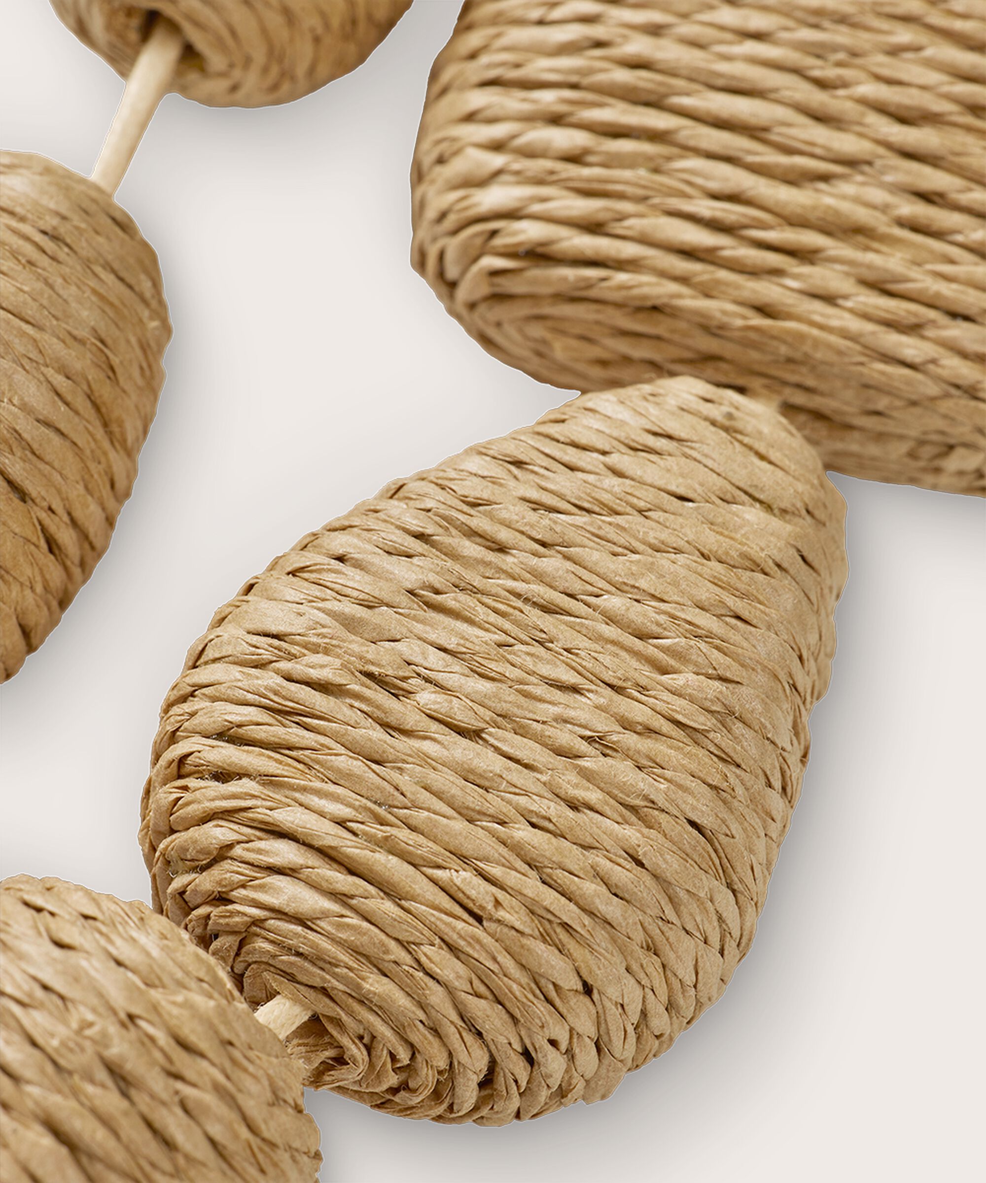 Halskette mit mit Schnüren besetzten Steinen, Safari