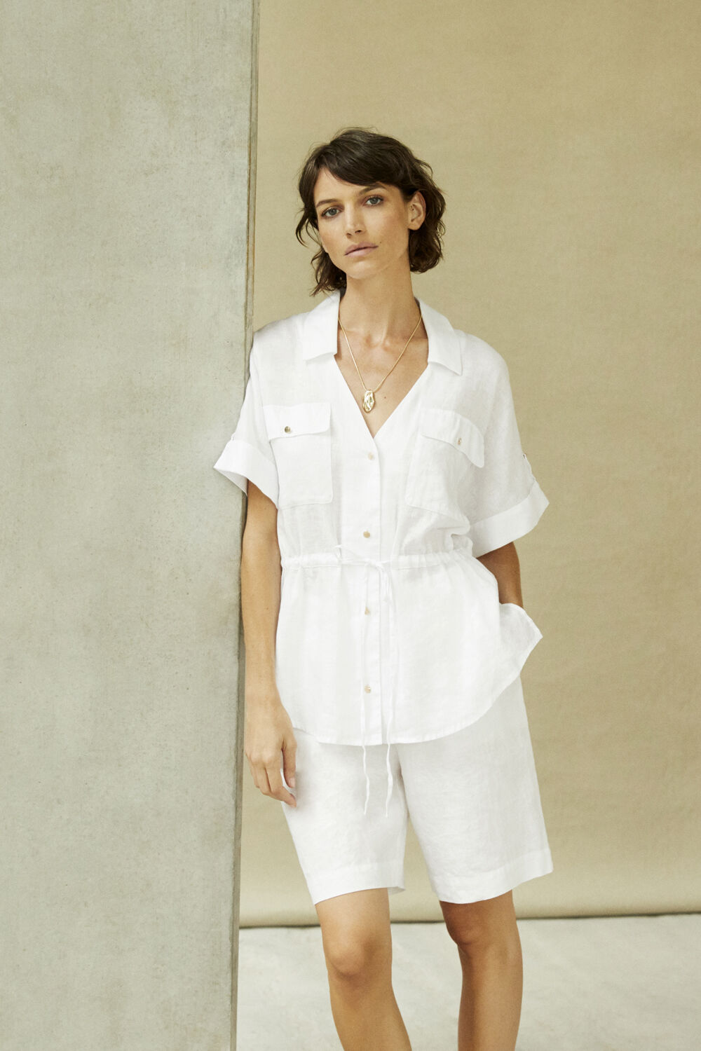 verstellbare Halskette mit Anh&auml;nger - Gold, Leinenhemd mit Bindeg&uuml;rtel - White, Leinenshorts Mit Gesmoktem Gummizug Hinten - White