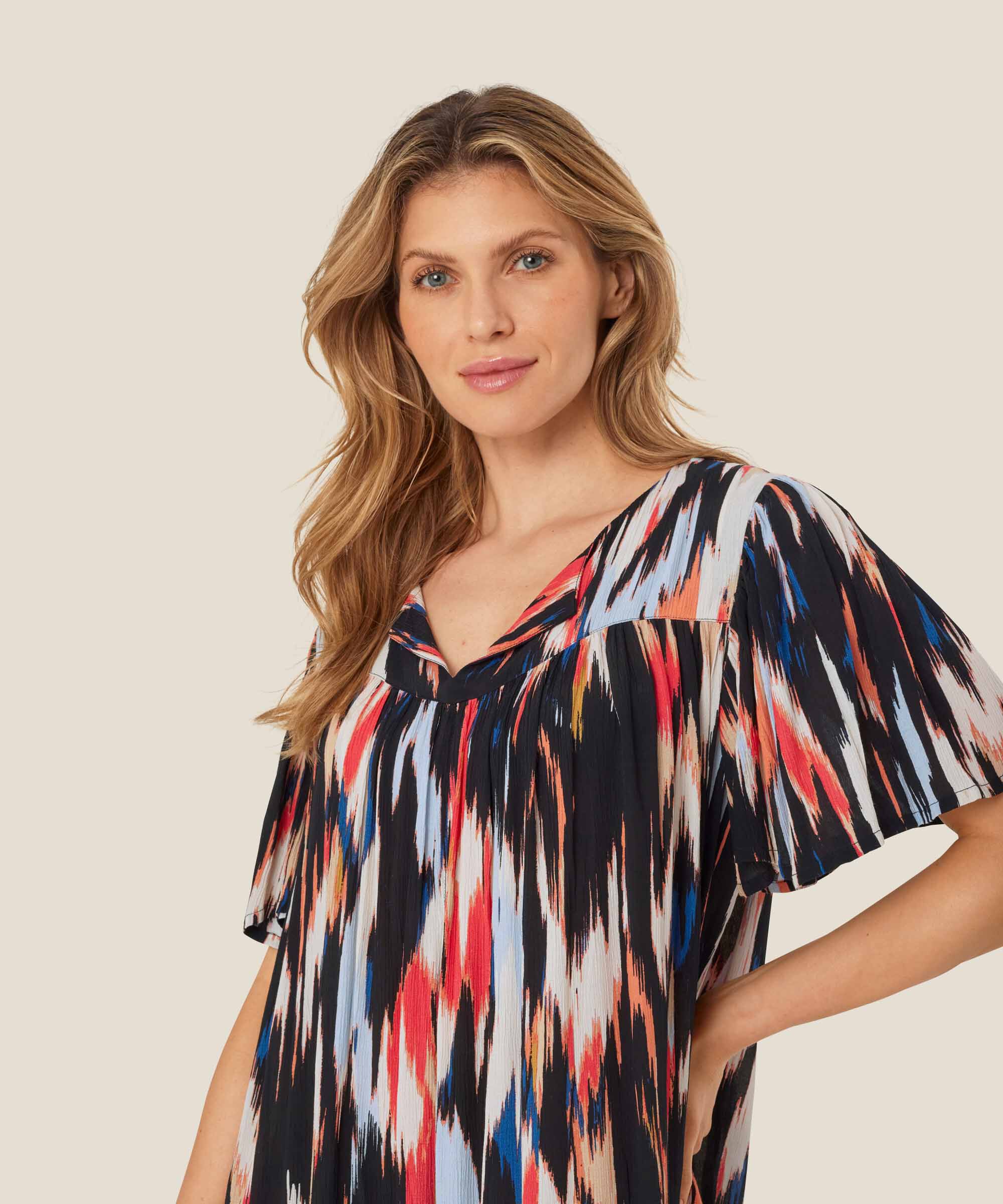 Bedrucktes Viskosekleid mit vielen Falten, Hibiscus