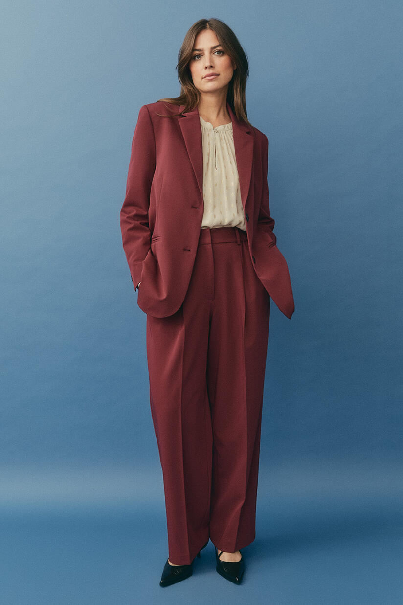 Blazer Mit Revers Und Knöpfen - Tawny Port, Leicht transparente Bluse mit goldenen Punkten und Knopf am Hals - Oxford Tan, lange klassische Hose mit Bügelfalten - Tawny Port
