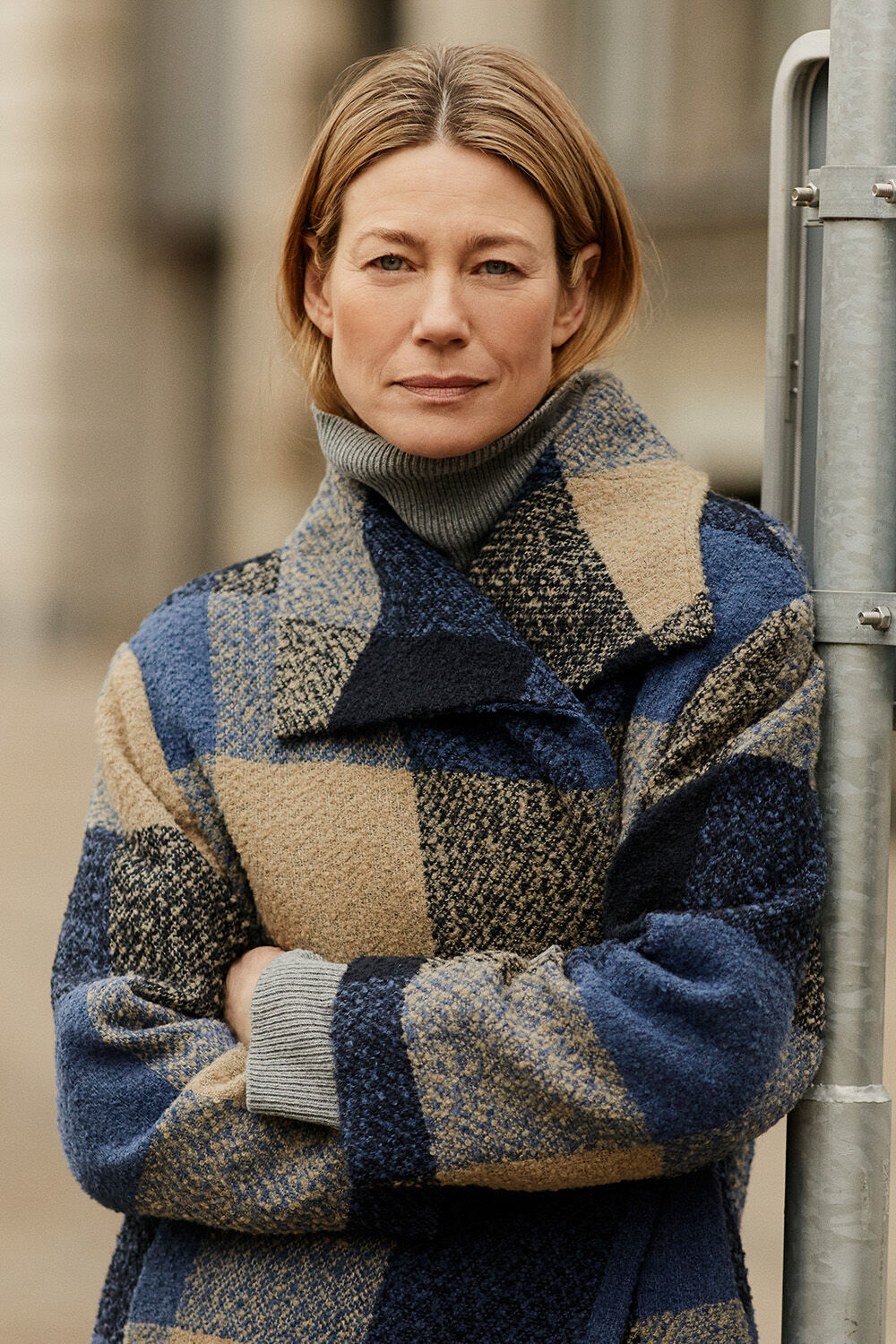 Mantel aus Wollmischung mit Thermofutter - Navy Blazer, Rollkragenstrick mit Seitenschlitz - M. Grey mel.