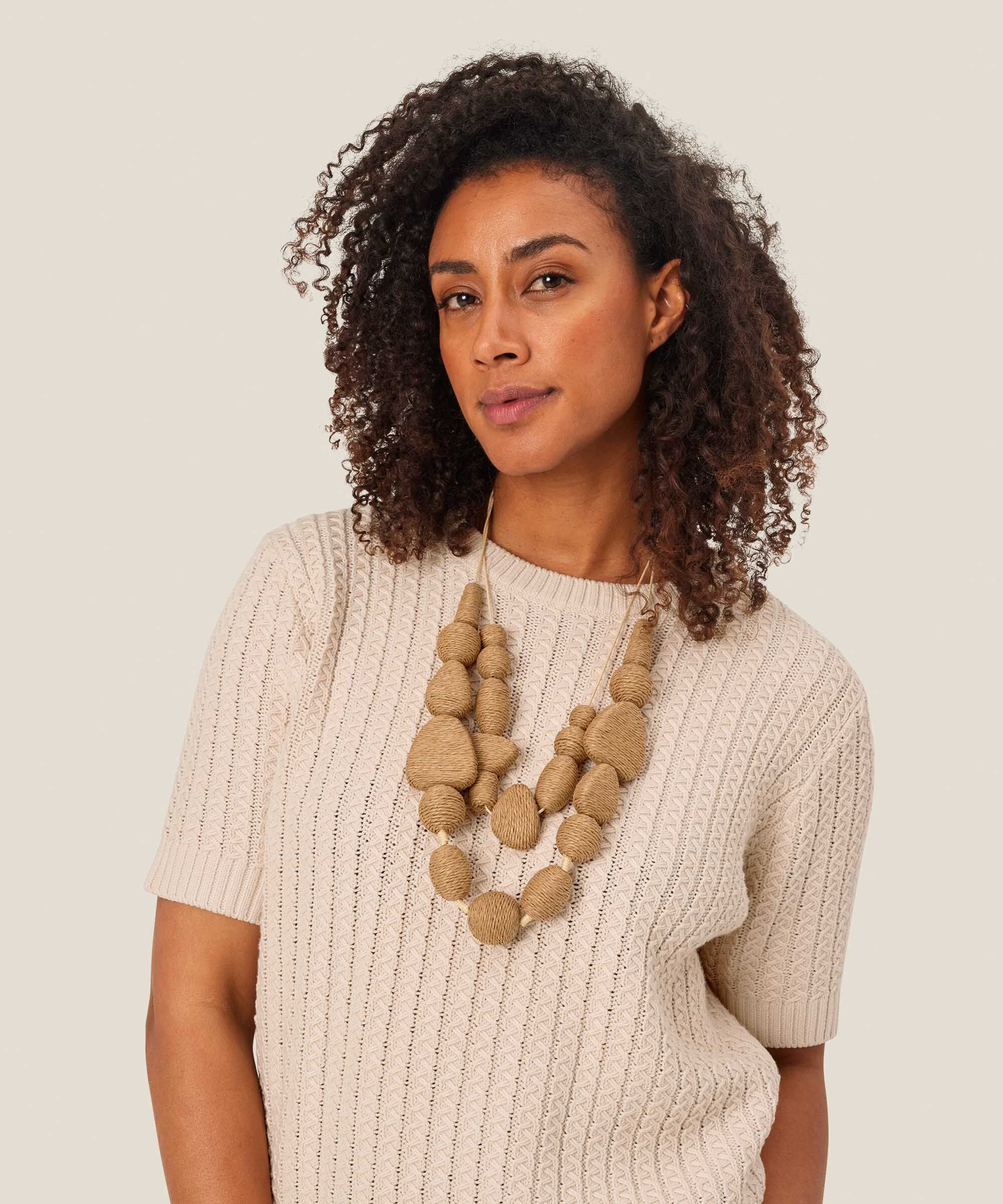 Halskette mit mit Schnüren besetzten Steinen, Safari