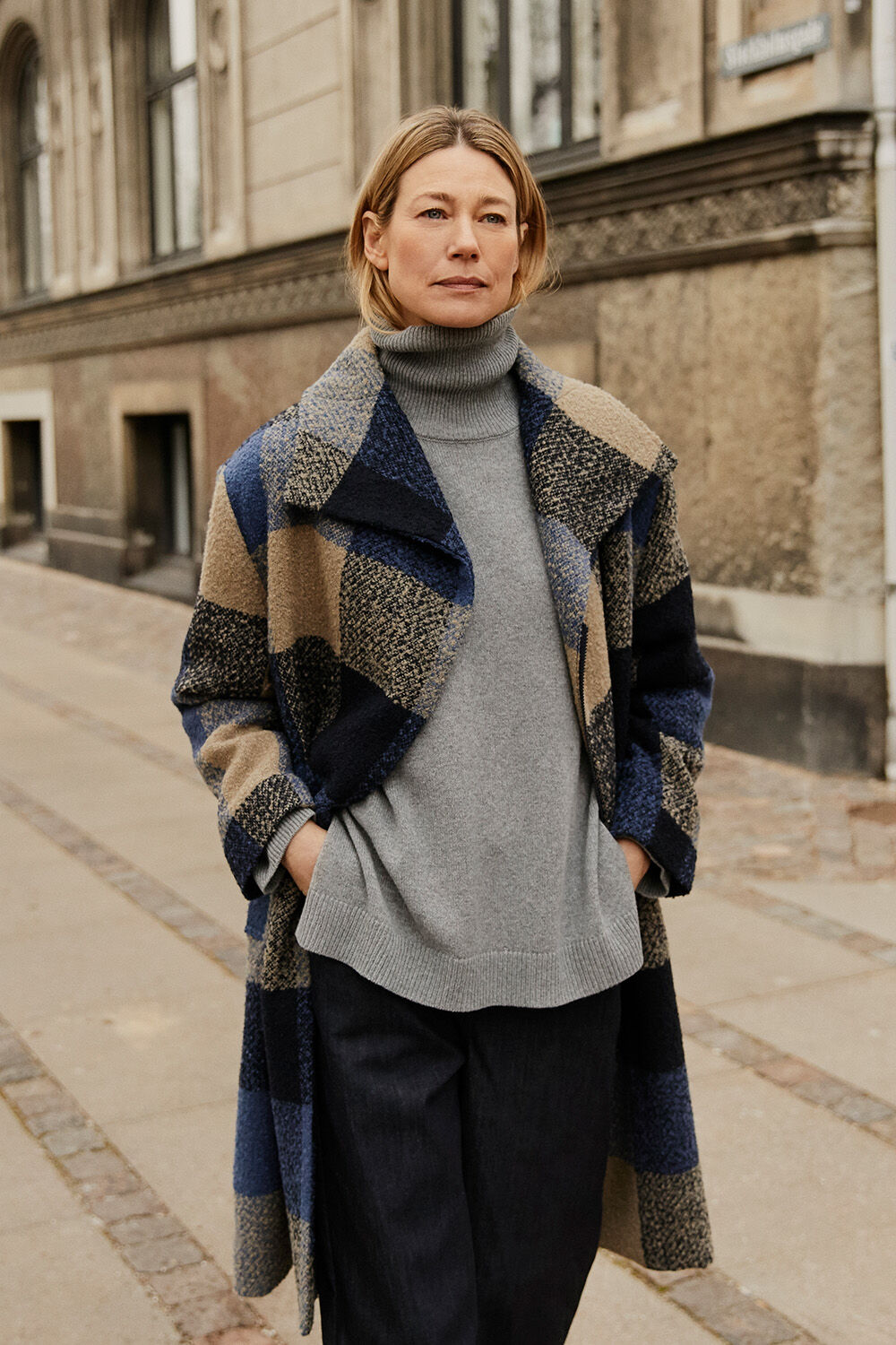Mantel aus Wollmischung mit Thermofutter - Navy Blazer, Rollkragenstrick mit Seitenschlitz - M. Grey mel., Jeans mit Stretch und Weite an den Beinen - Dark Denim