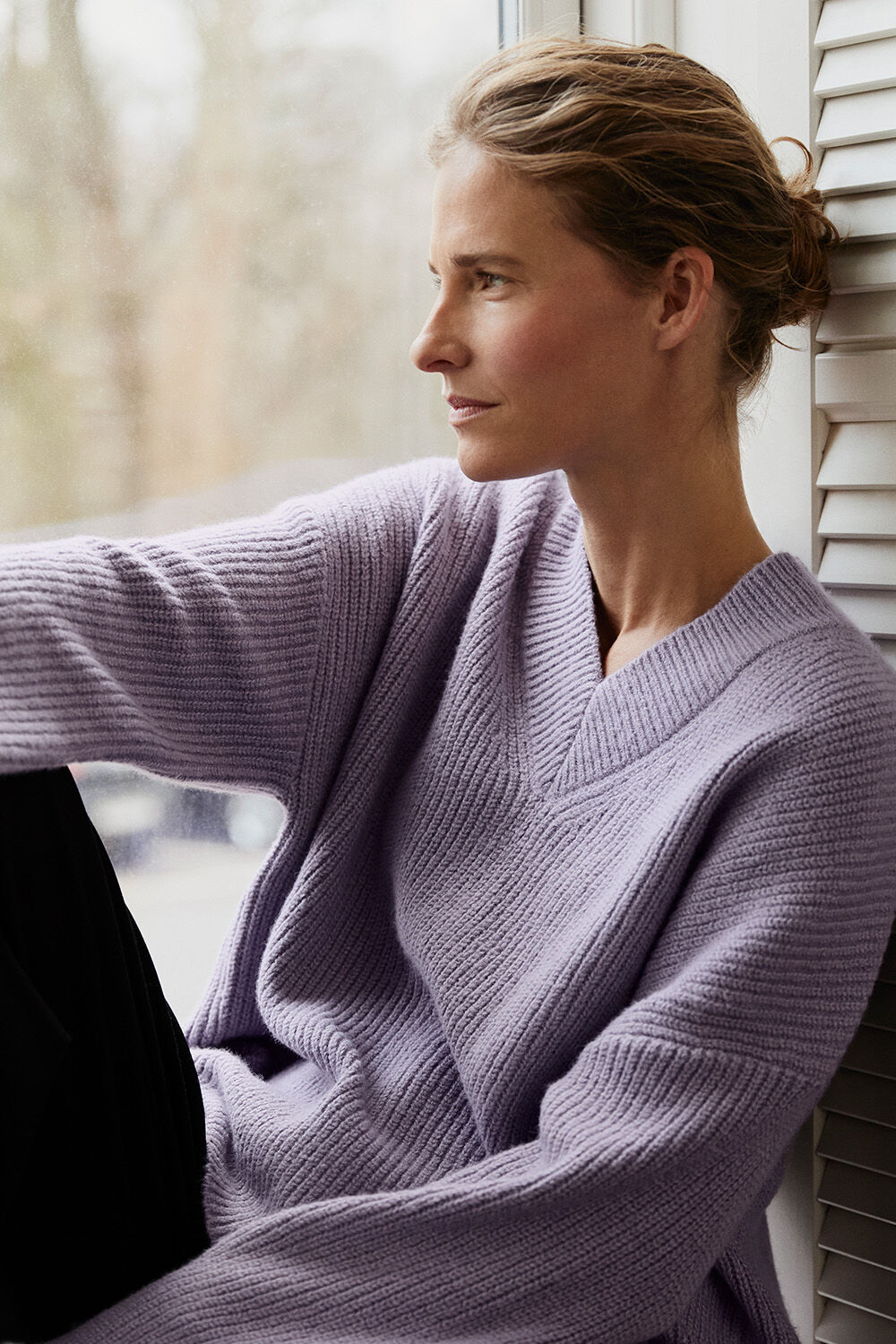 Rippenstrickpullover mit V-Ausschnitt - Wisteria, Jeans mit Stretch und Umschlag - Dark Denim
