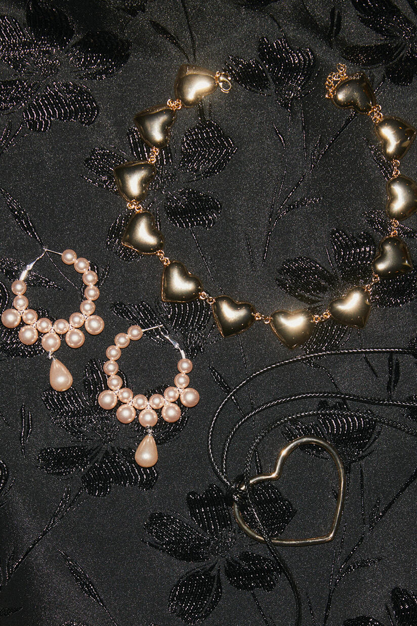 Armband mit vergoldeten Herzen - Gold, Lederband mit vergoldetem Herz - Gold, Creolen mit rosa Perlen - Lotus