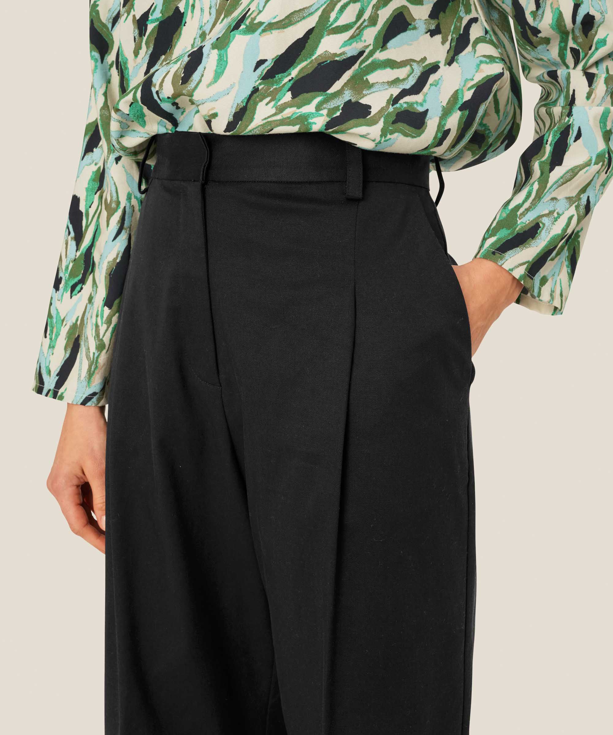 Hose mit weitem Bein, Bügelfalten und Eingrifftaschen, Black