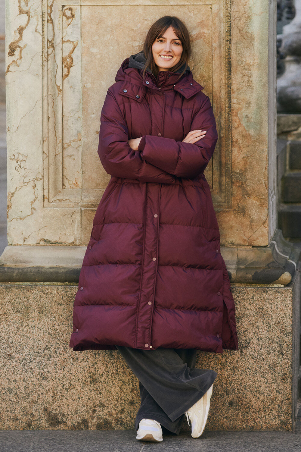 Langer Daunenmantel mit abnehmbarer Kapuze - Fig, Jerseyvelours-Top mit Kapuze und V-Ausschnitt - Grey Pin, Baumwoll-Velourhose mit weitem Bein - Grey Pin