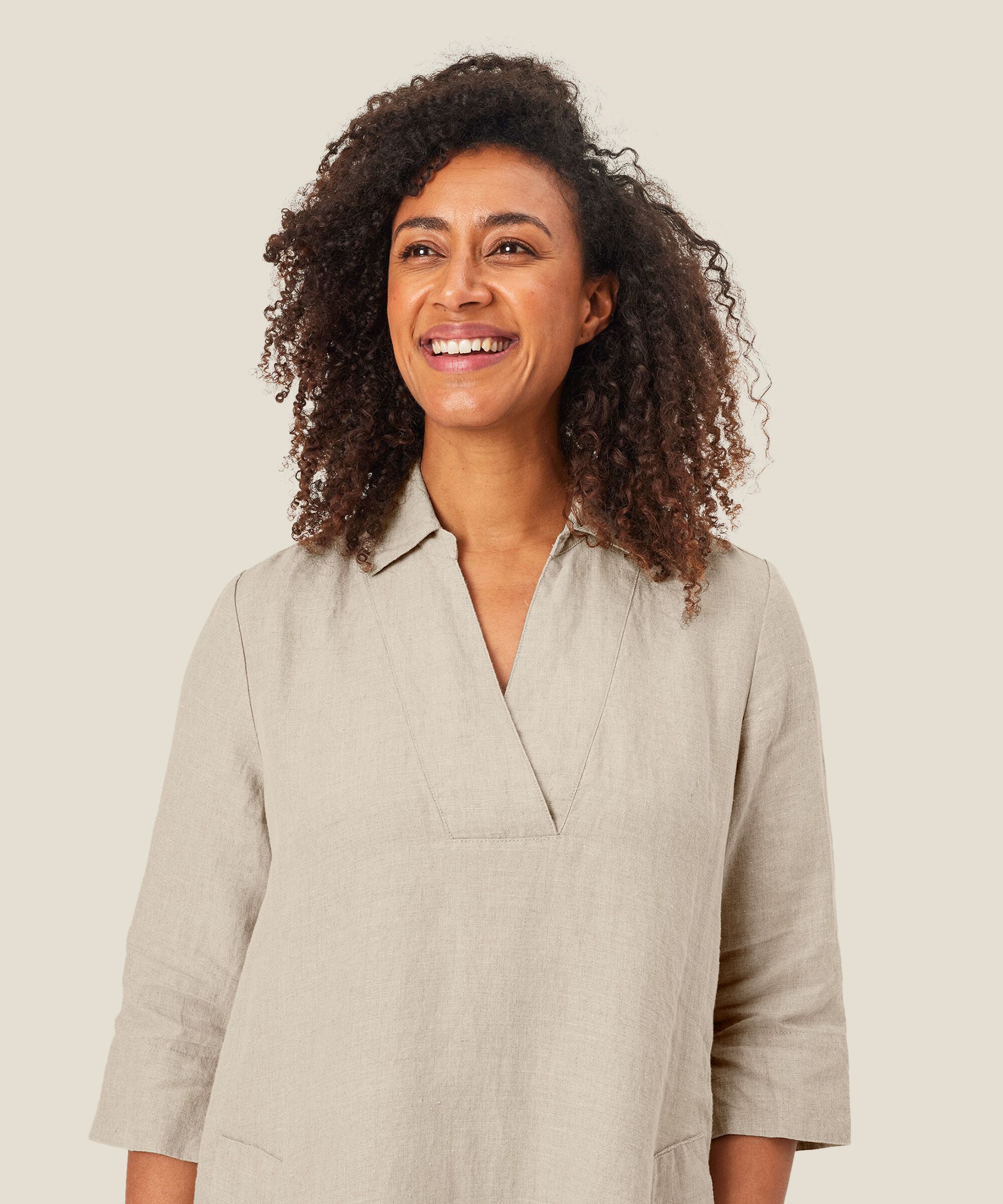 Leinenkleid mit V-Ausschnitt und Taschen, Natural