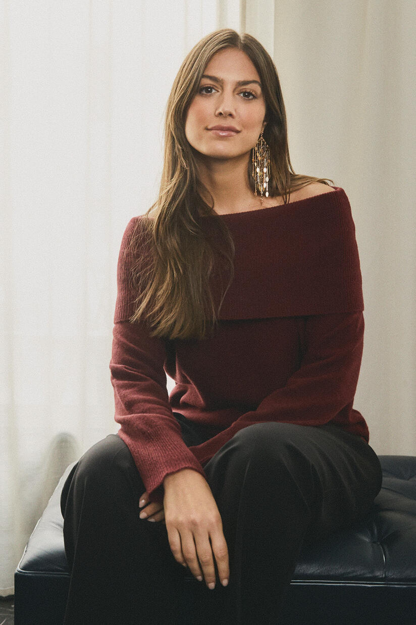 schulterfreier Strickpullover mit gerippten Kanten - Tawny Port, skulpturale, vergoldete Ohrringe - Gold, lange klassische Hose mit Bügelfalten - Black