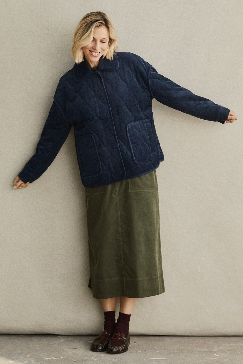 Kurze gesteppte Baumwoll-Cordjacke mit Taschen - Dress Blue, Baumwoll-Midi-Rock aus Babycord mit Kn&ouml;pfen - Beetle