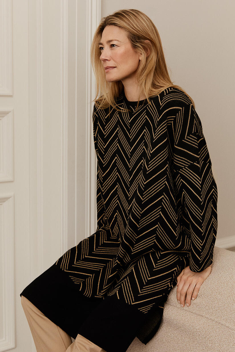 Feinstrickkleid mit Glitzerfaden und Seitenschlitz - Black, schmal geschnittene Hose mit kurzen Schlitzen - Travertine