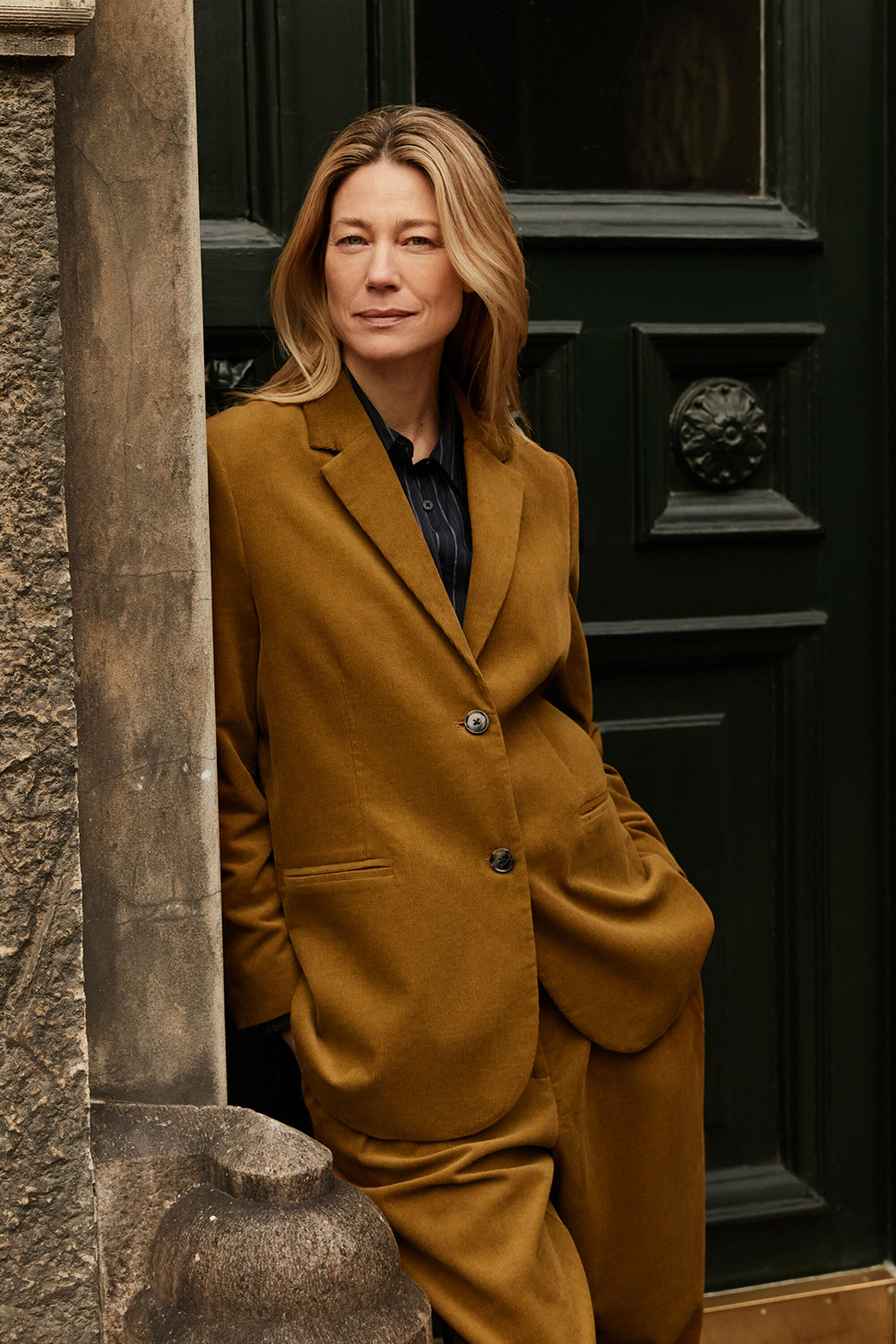 klassischer Blazer aus Babycord - Breen, Nadelstreifen-Baumwollhemd mit längerem Rücken - Navy Blazer, Cordhose mit Eingrifftaschen - Breen