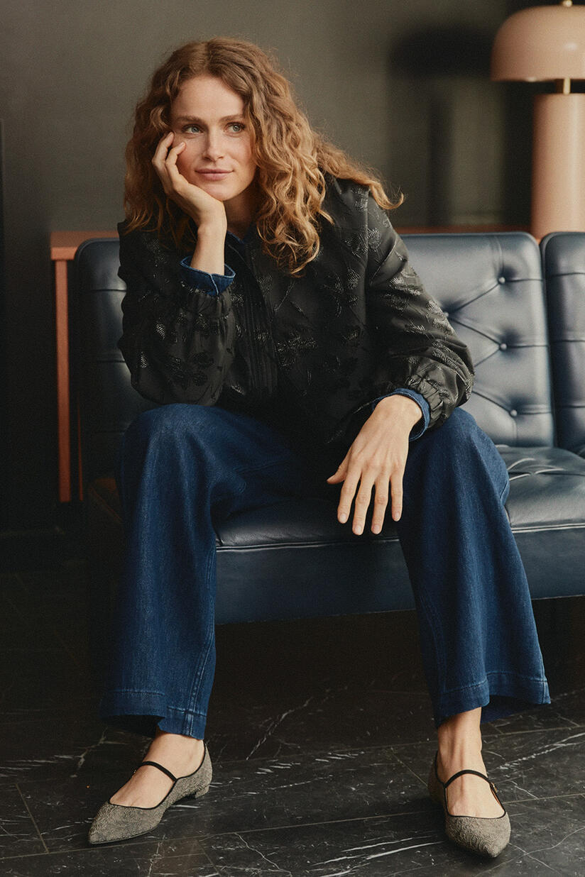 Jacke mit Reißverschluss und Blumenstickerei - Black, Jeanshemd mit einem Hauch von Glitzer - Dark Denim, weiche Jeanshose mit Glitzer - Dark Denim