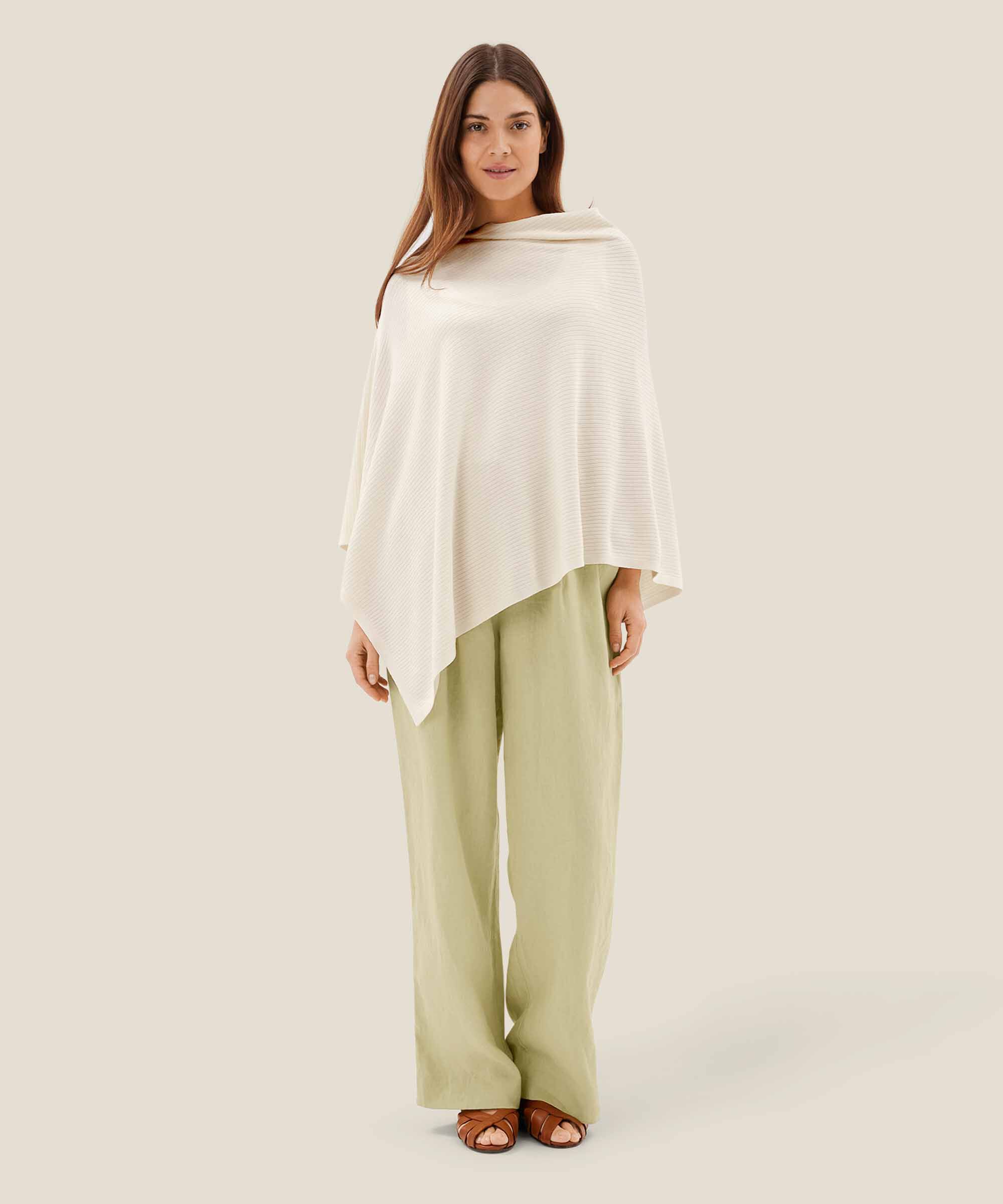 Gestrickter Poncho mit asymmetrischem Boden, Jet Stream