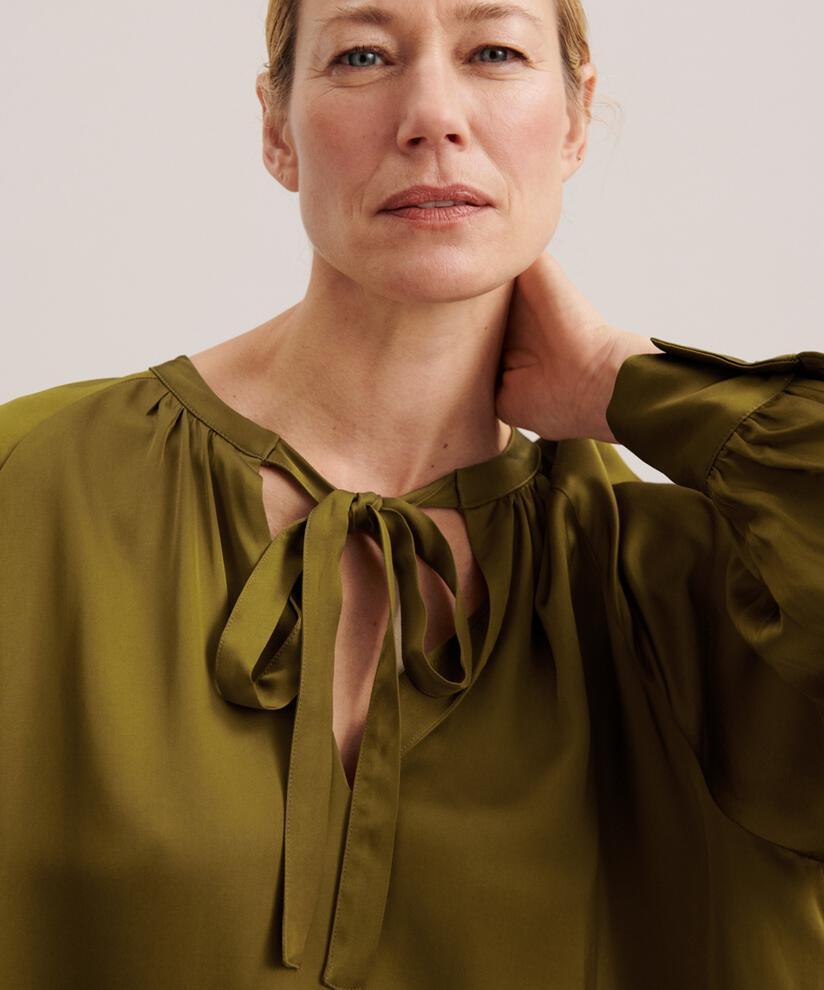 Bluse aus Viskosesatin mit Bindebändern am Hals, Plantation