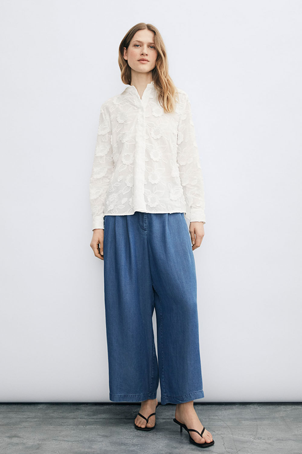 Baumwollhemd mit gestickten Blumen - White, Weit geschnittene Jeans mit elastischem Bund hinten - Washed denim