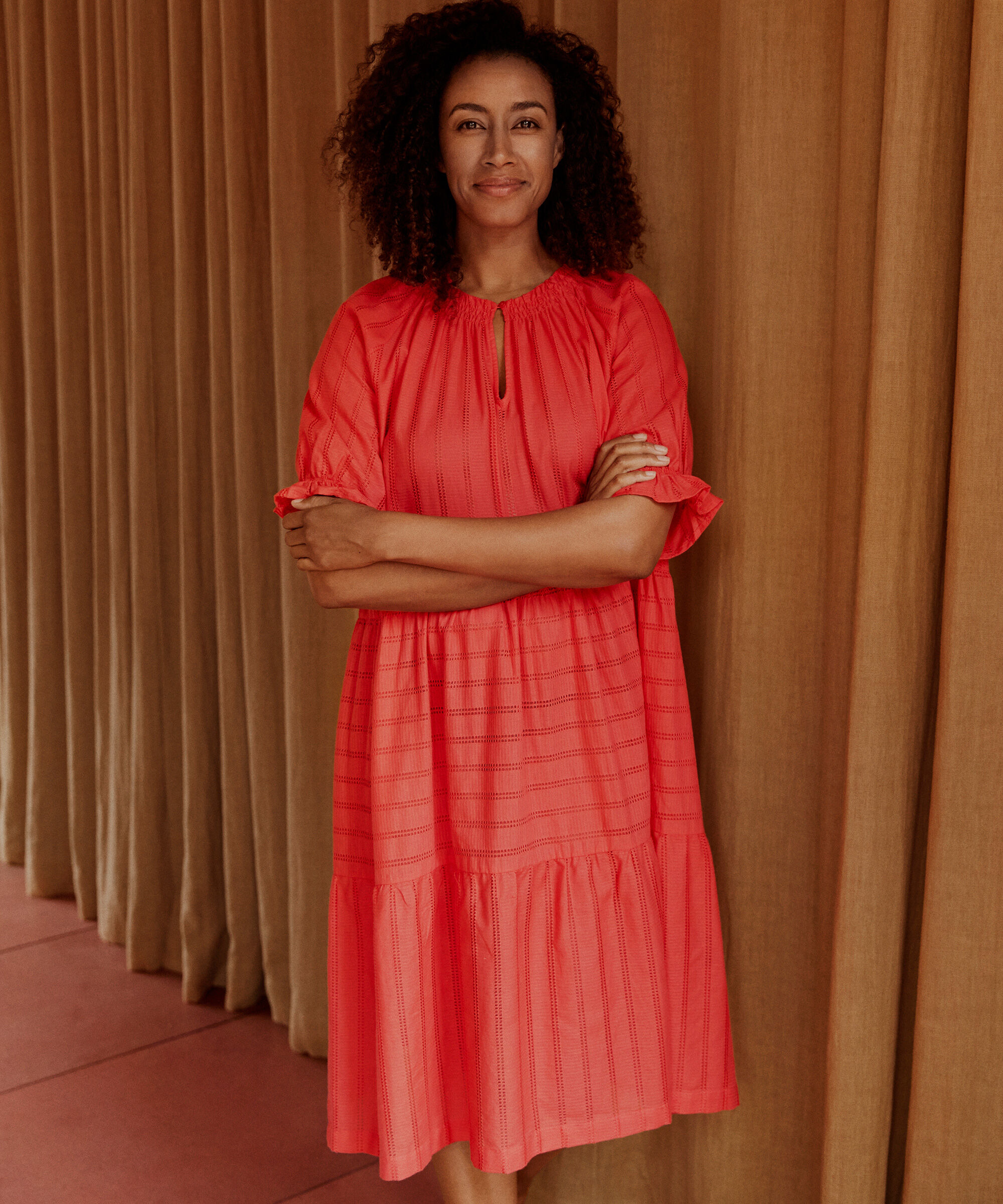 Kleid aus Baumwolle mit Lochmuster und Knopf am Hals, Hibiscus