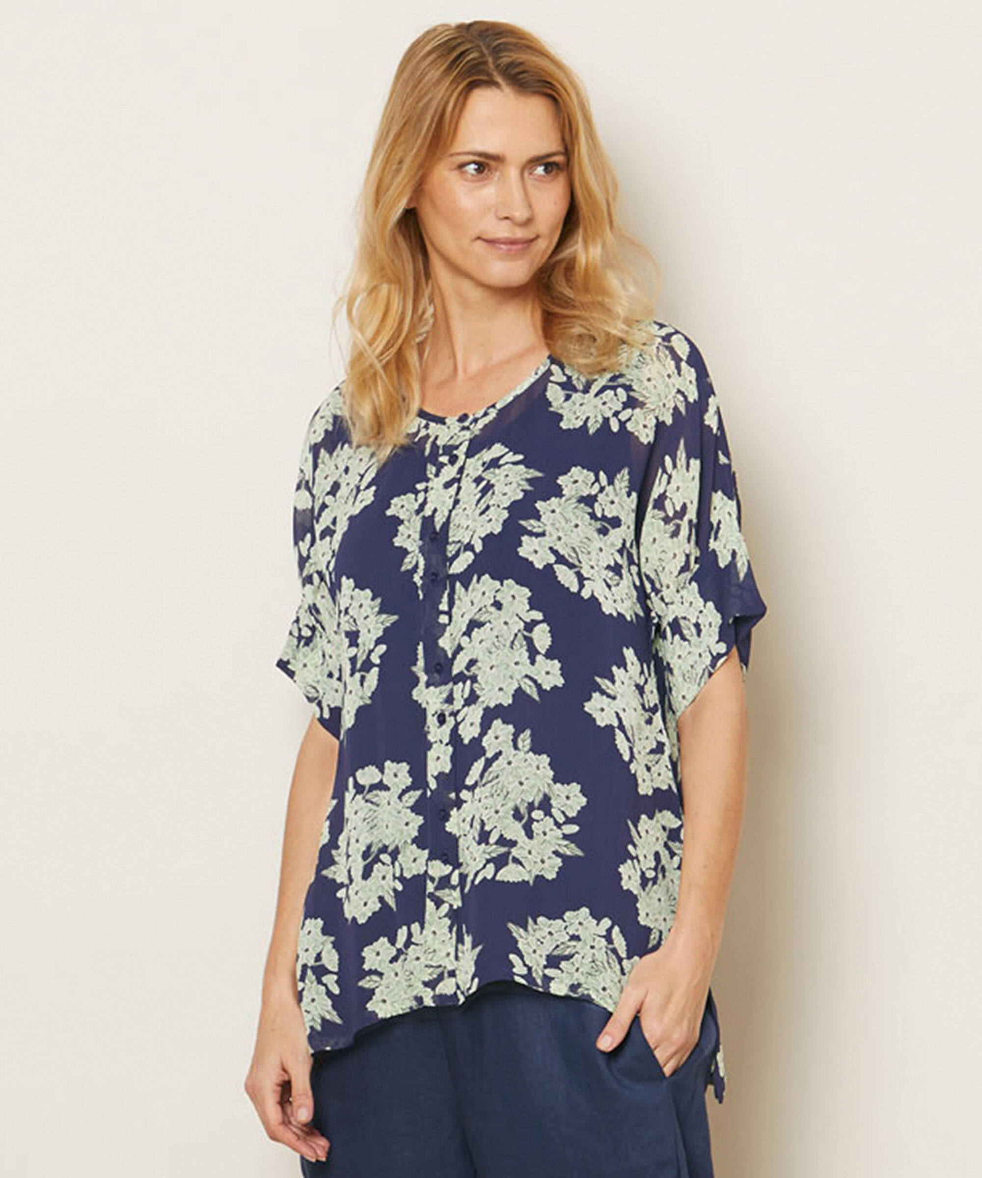 IESHA HEMDBLUSE, Medieval blue