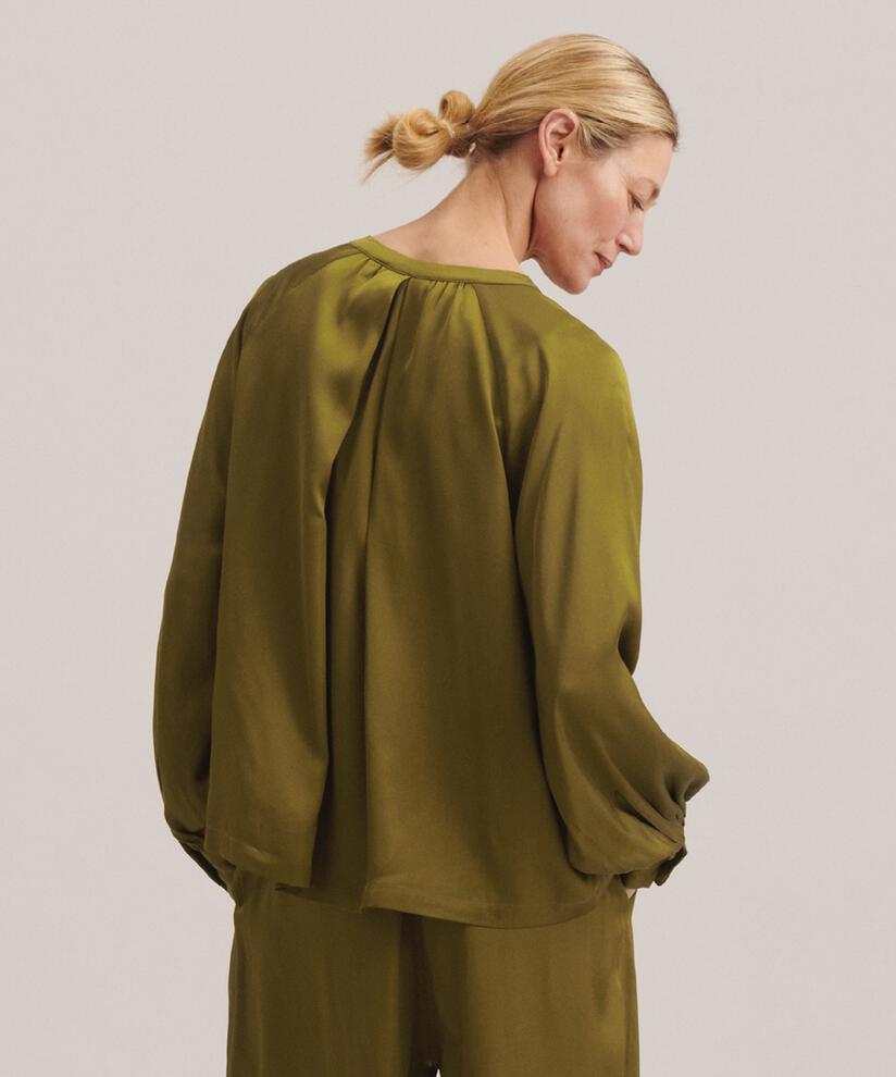 Bluse aus Viskosesatin mit Bindebändern am Hals, Plantation