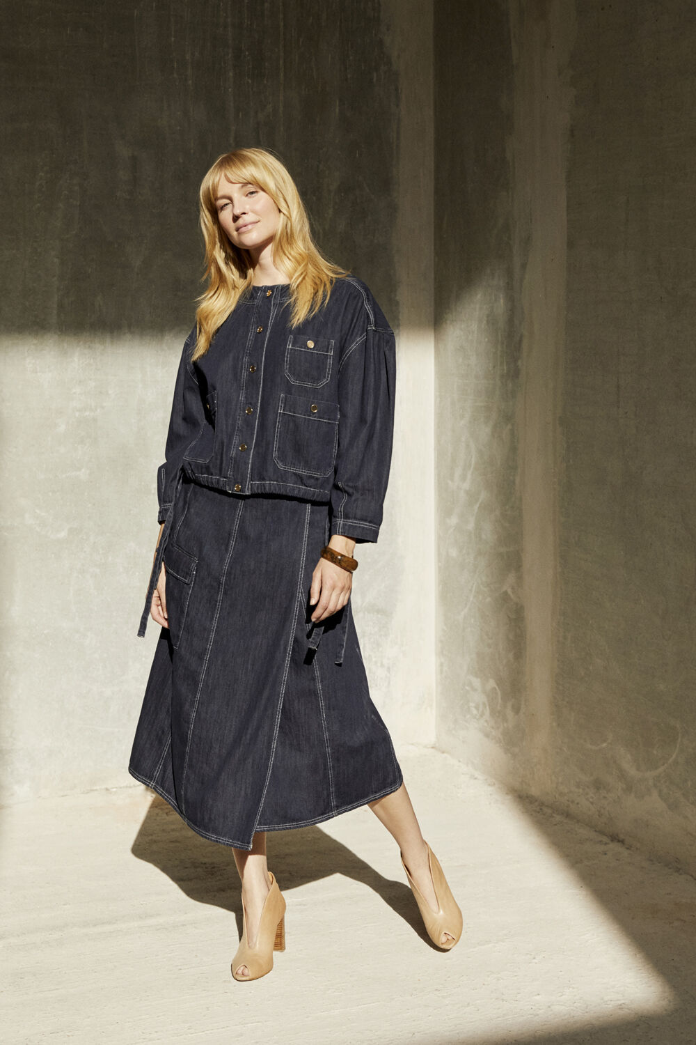 Jeansjacke mit seitlichem Bindeg&uuml;rtel - Dark Denim, weicher Jeans-Wickelrock - Dark Denim, skulpturales Armband - Sh. Chocolate